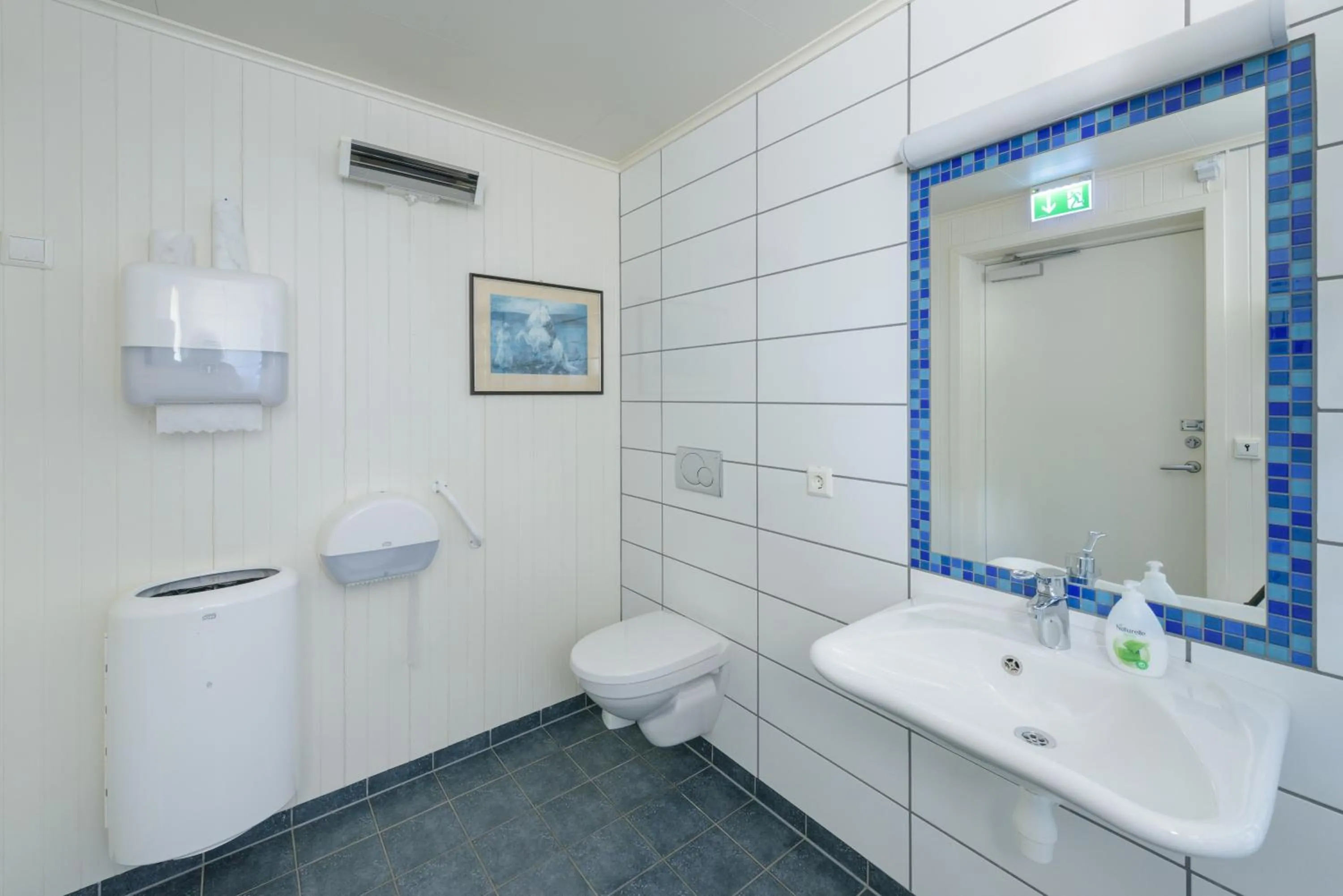 Toilet in Kabelvåg Feriehus & Camping