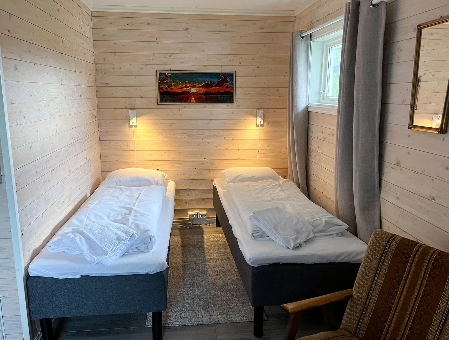 Bed in Kabelvåg Feriehus & Camping