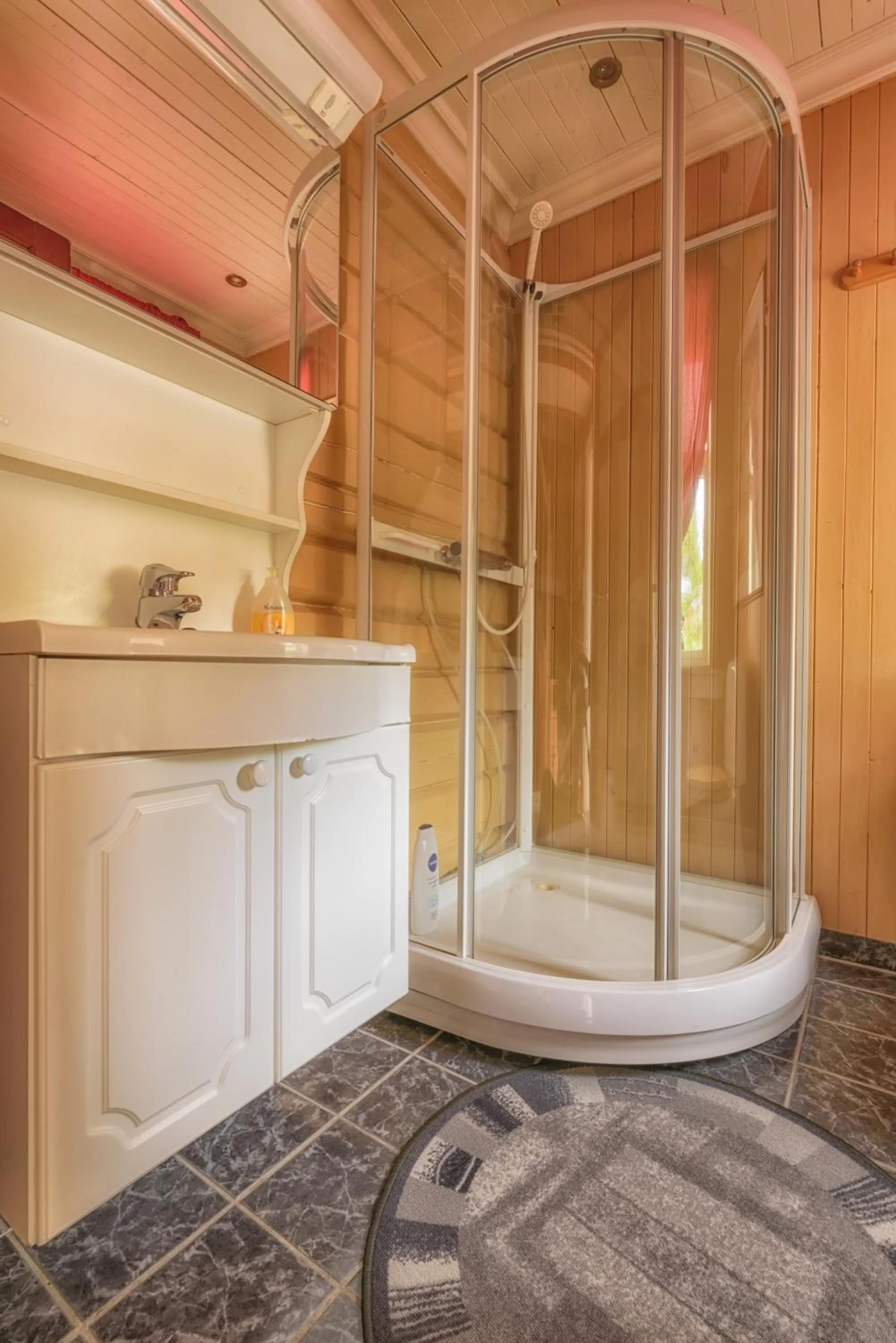 Shower in Kabelvåg Feriehus & Camping