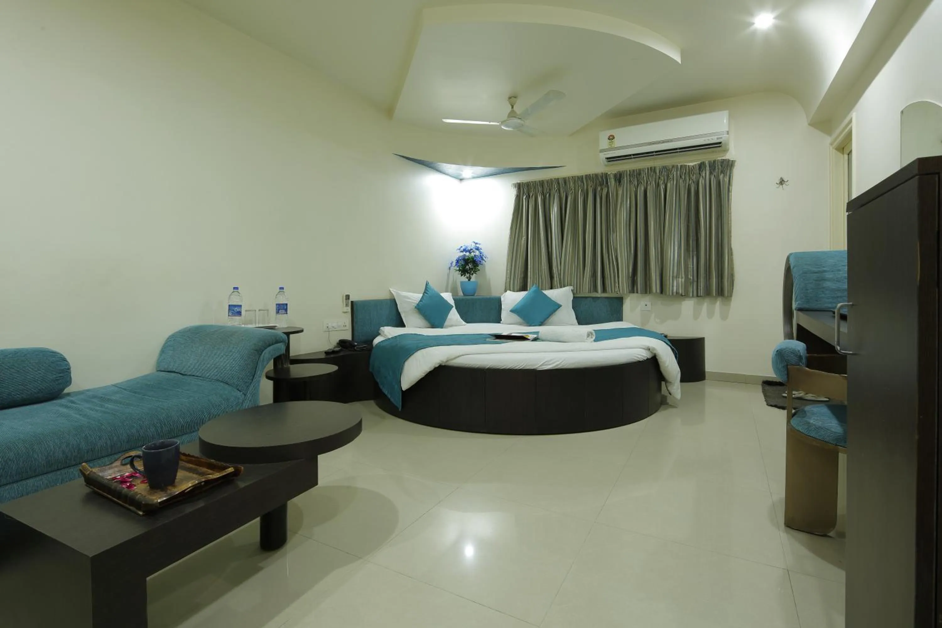 Bedroom, Bed in Hotel Volga