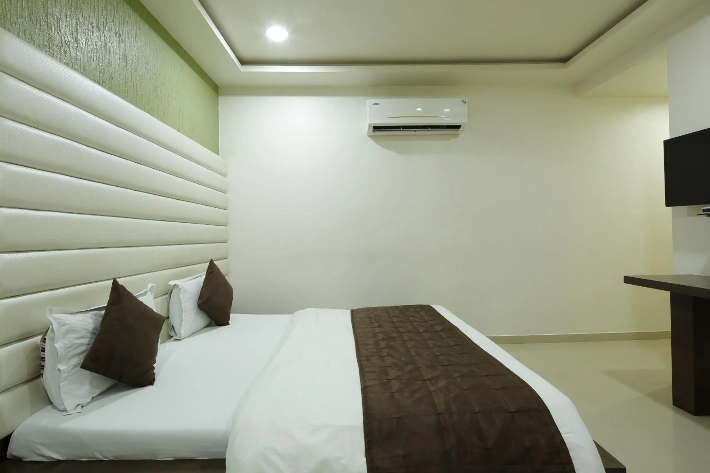 Bedroom, Bed in Hotel Volga