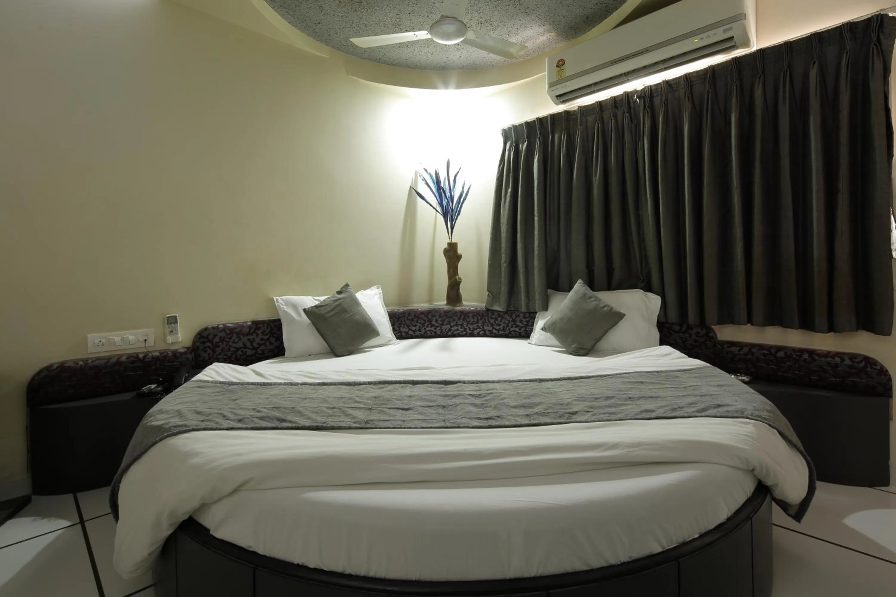 Bedroom, Bed in Hotel Volga