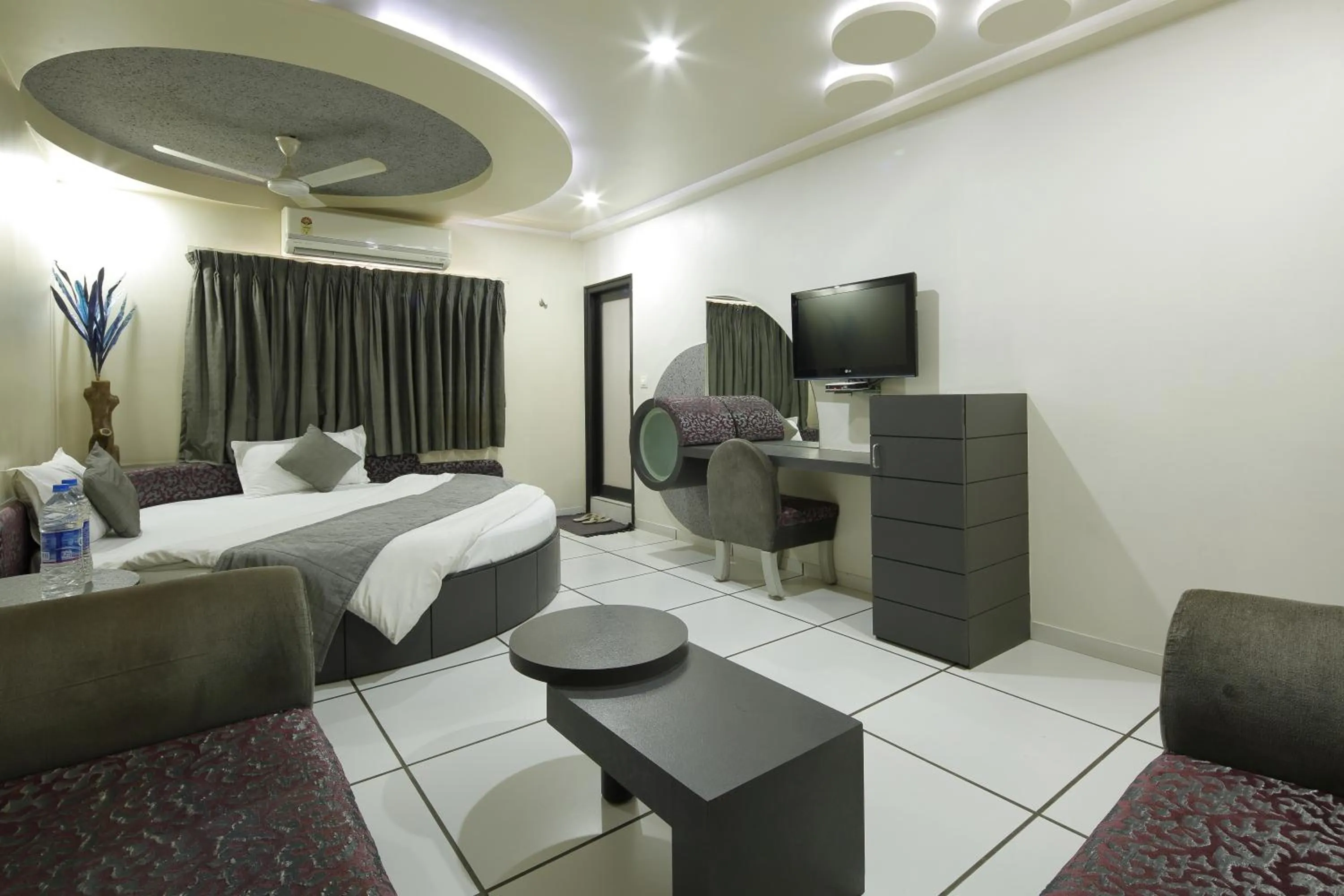 Bedroom, Bed in Hotel Volga