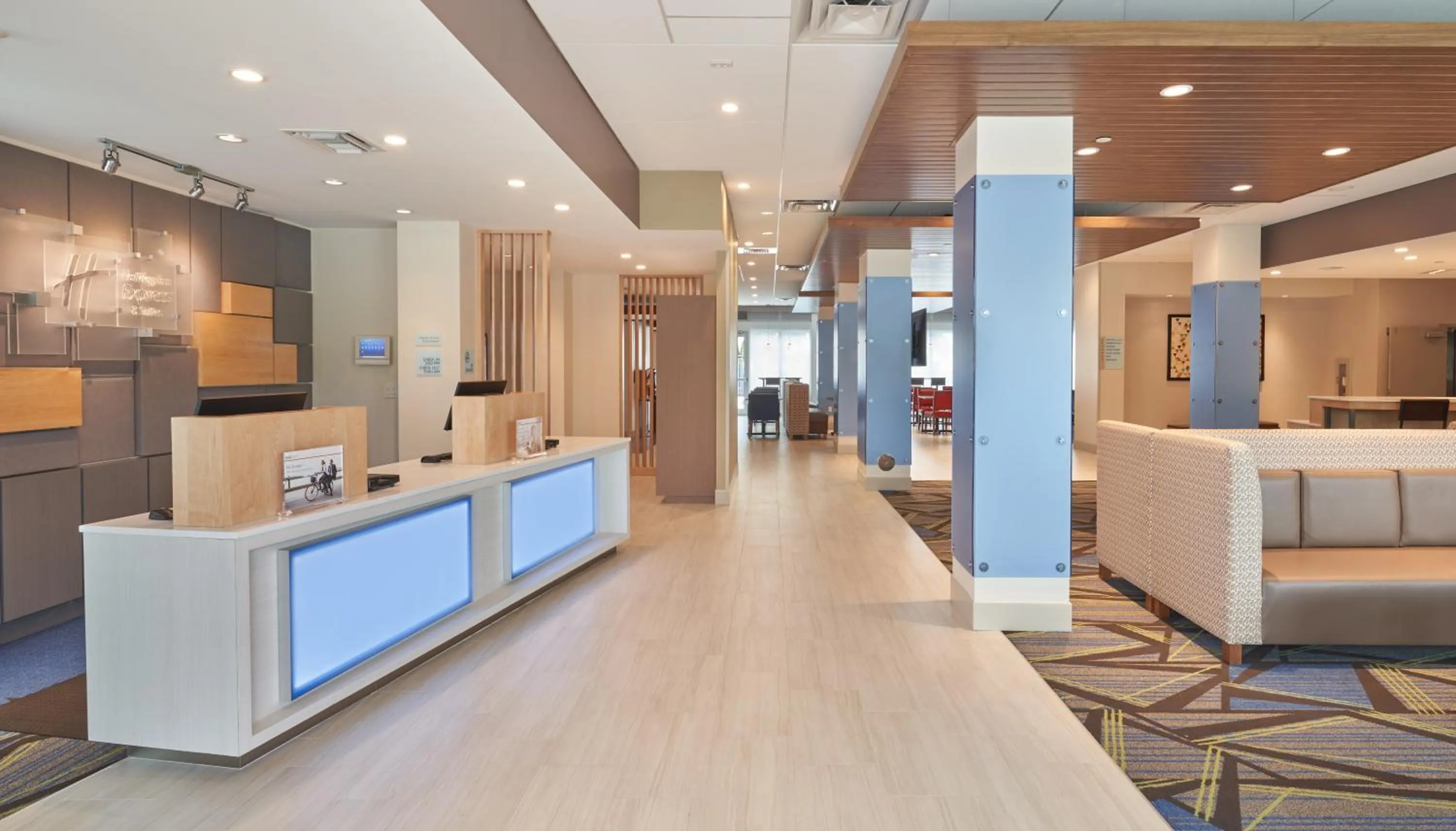 Lobby or reception in Holiday Inn Express Doral Miami by IHG