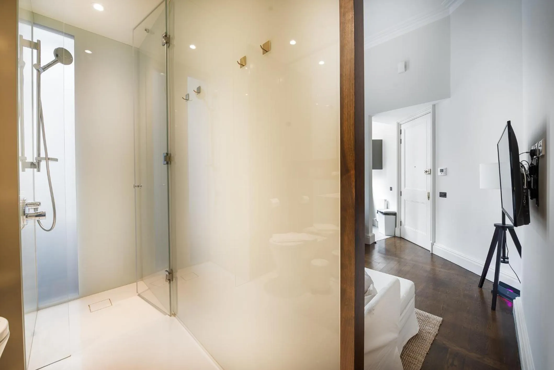 Bathroom in Grosvenor Gardens by CAPITAL