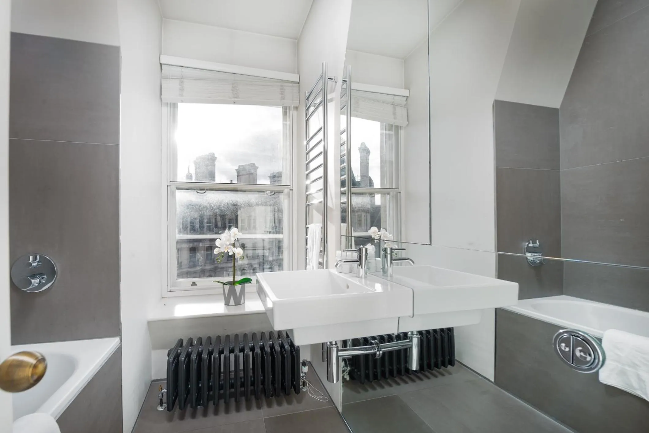 Bathroom in Grosvenor Gardens by CAPITAL