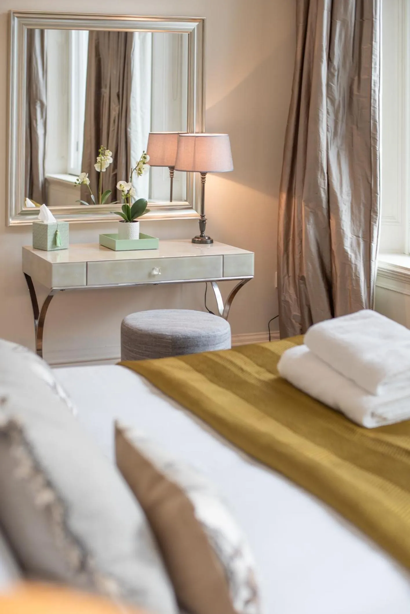 Bed in Grosvenor Gardens by CAPITAL