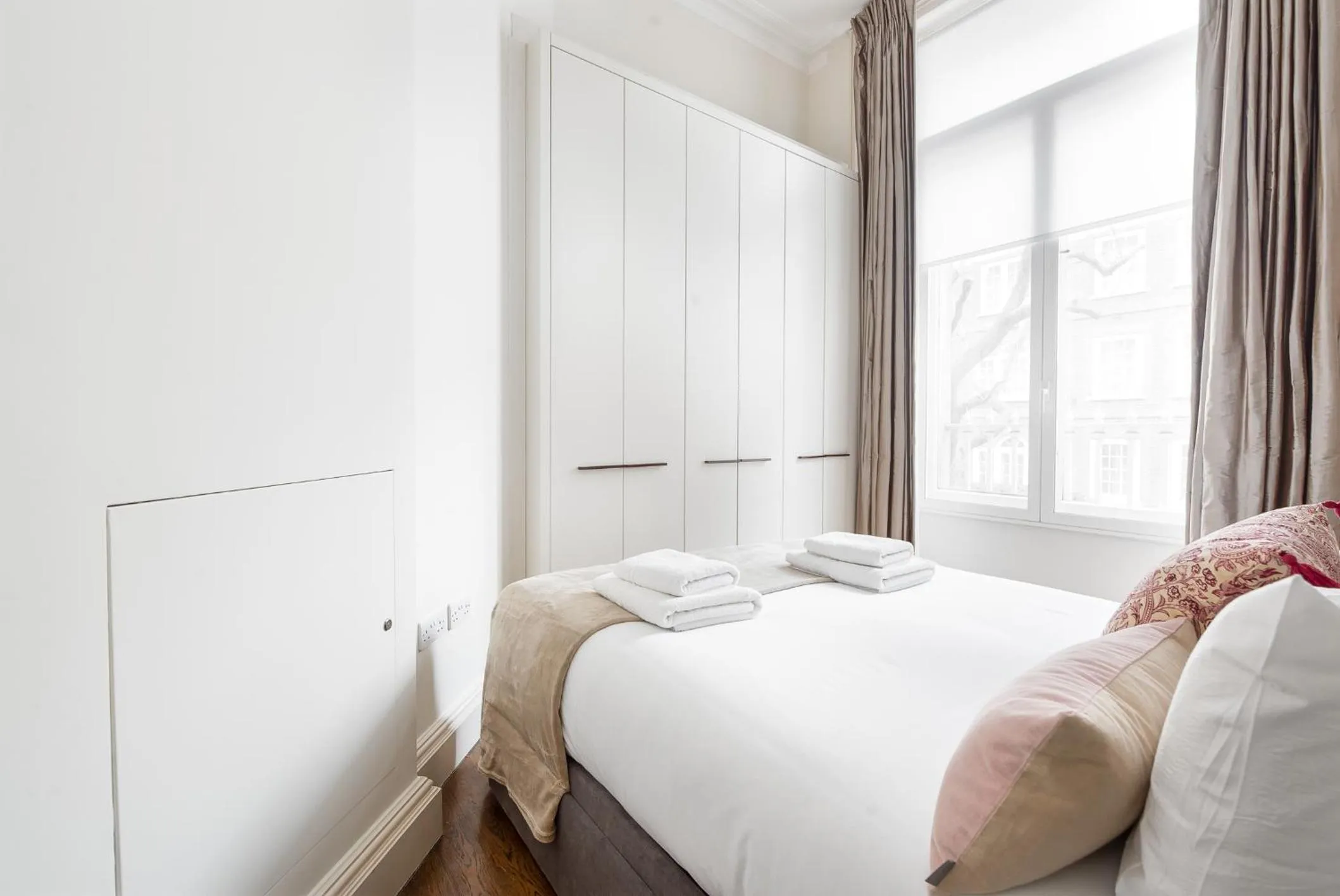 Bed in Grosvenor Gardens by CAPITAL