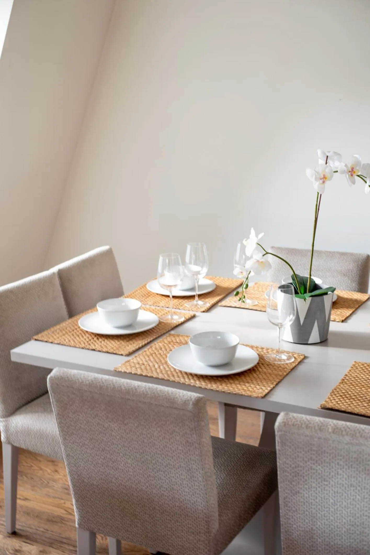 Dining area in Grosvenor Gardens by CAPITAL