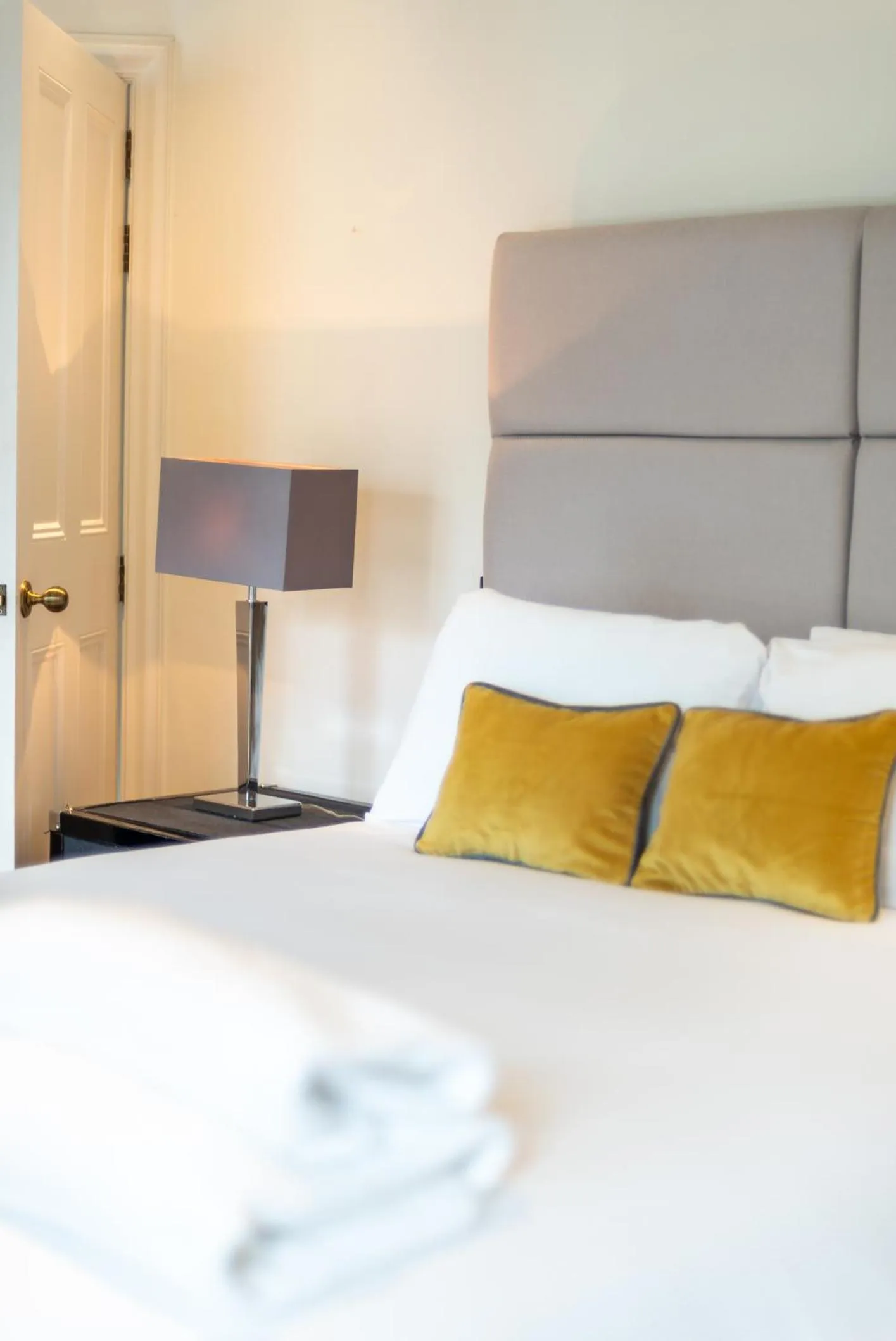 Bedroom in Grosvenor Gardens by CAPITAL