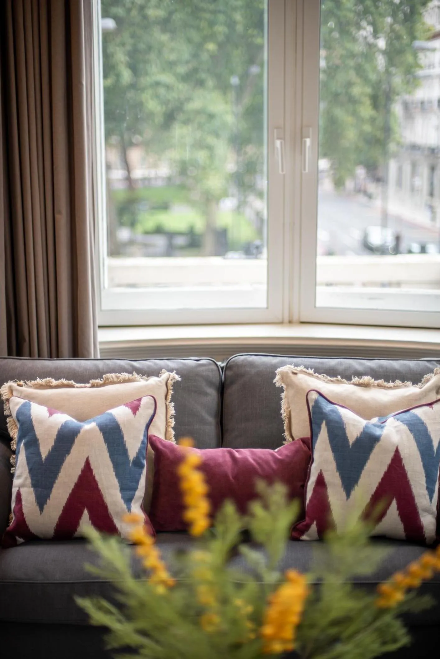 Living room in Grosvenor Gardens by CAPITAL