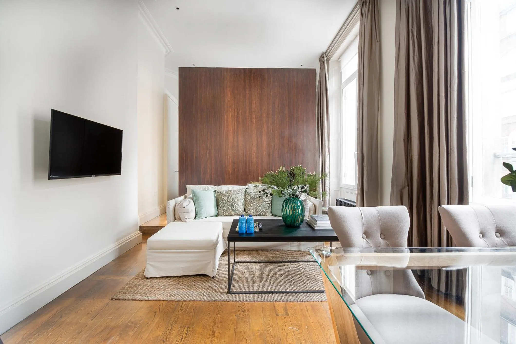 TV and multimedia in Grosvenor Gardens by CAPITAL