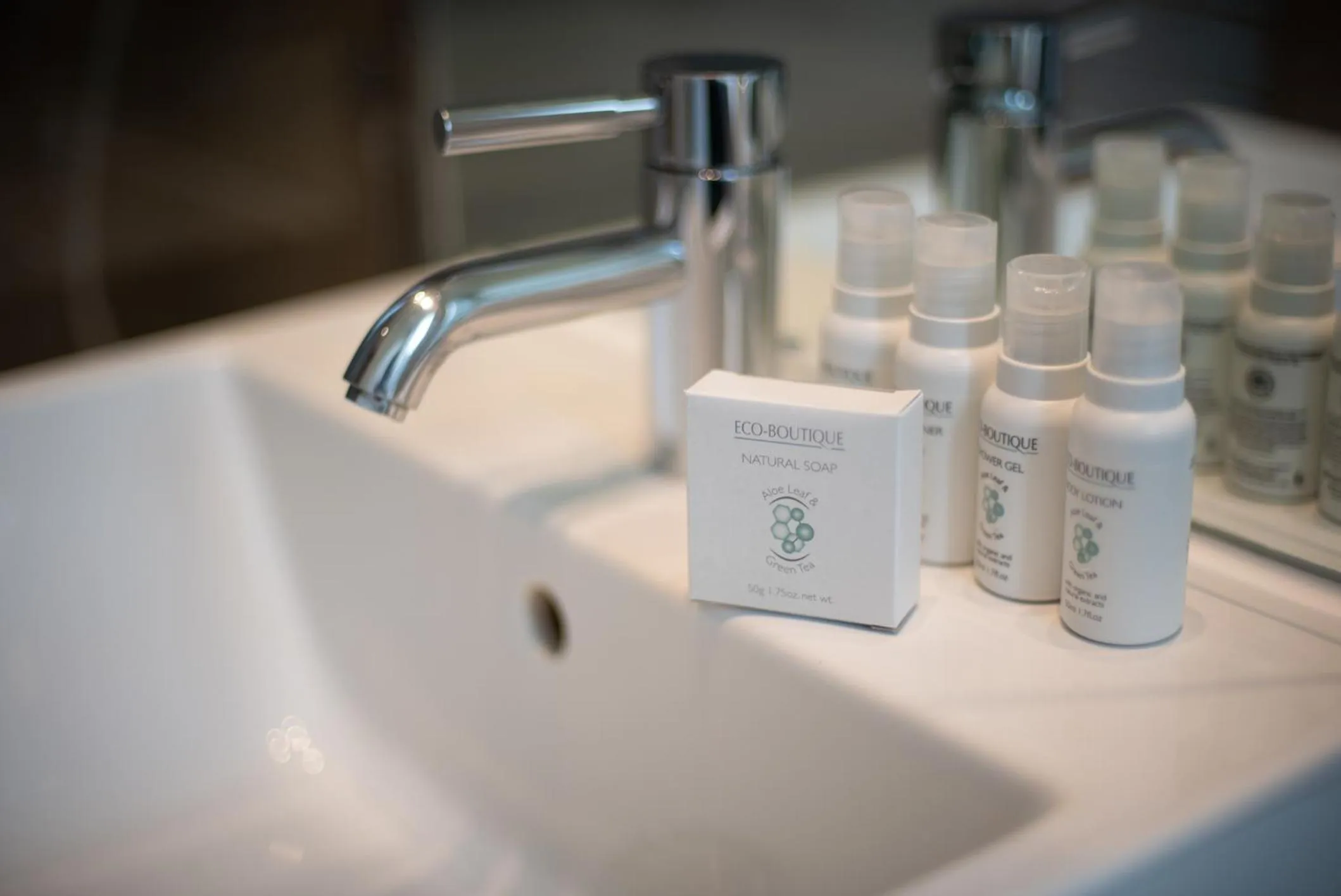 Bathroom in Grosvenor Gardens by CAPITAL