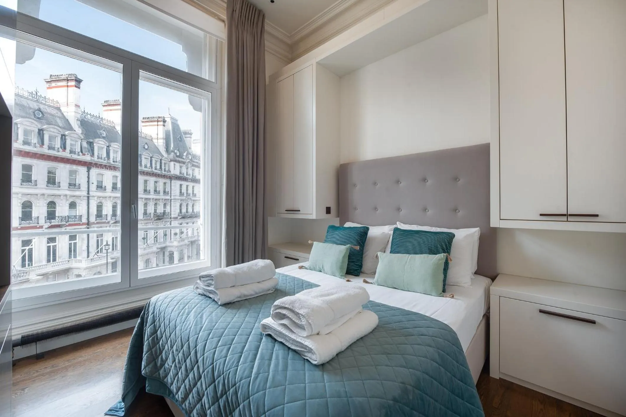 Bed in Grosvenor Gardens by CAPITAL