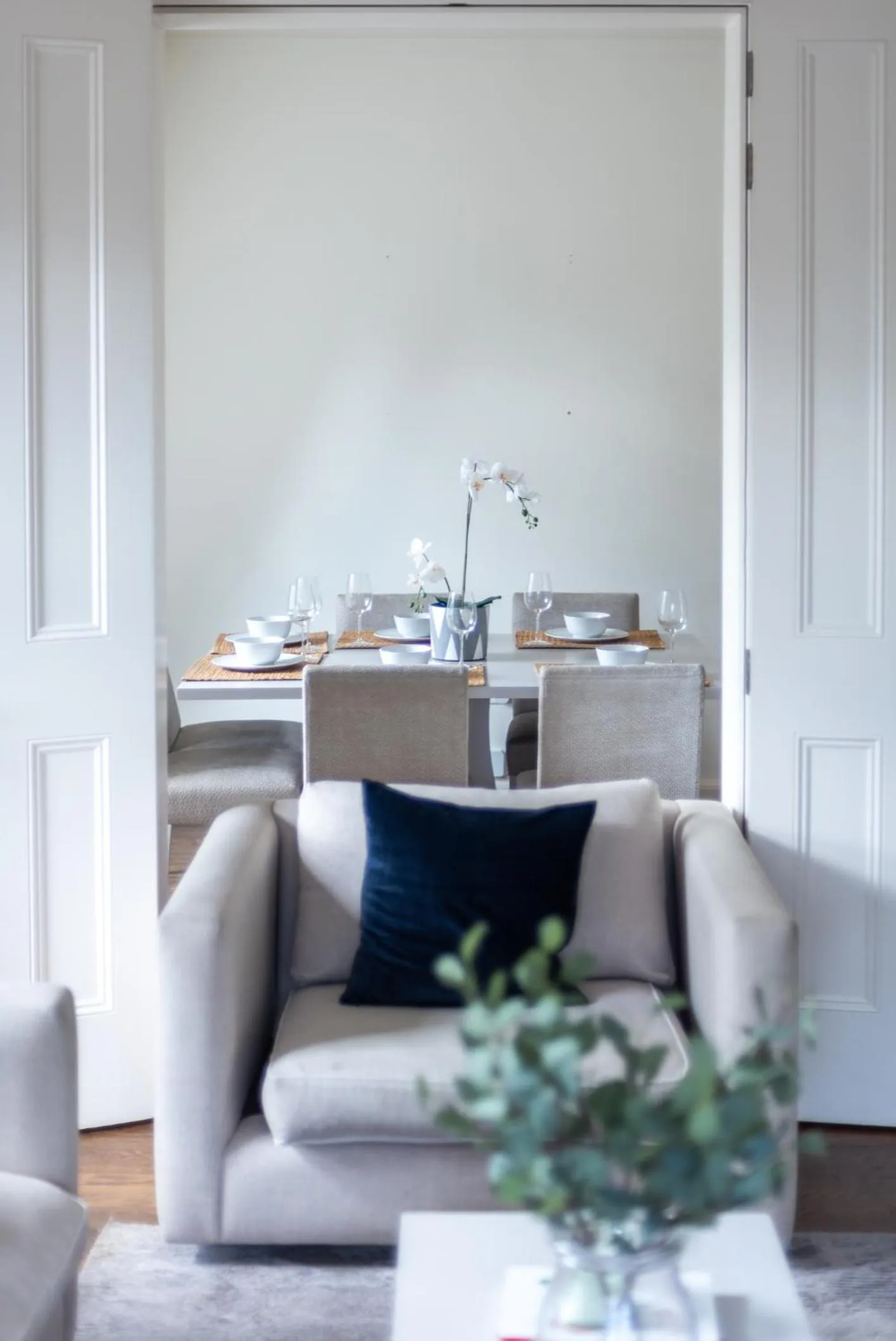 Living room in Grosvenor Gardens by CAPITAL