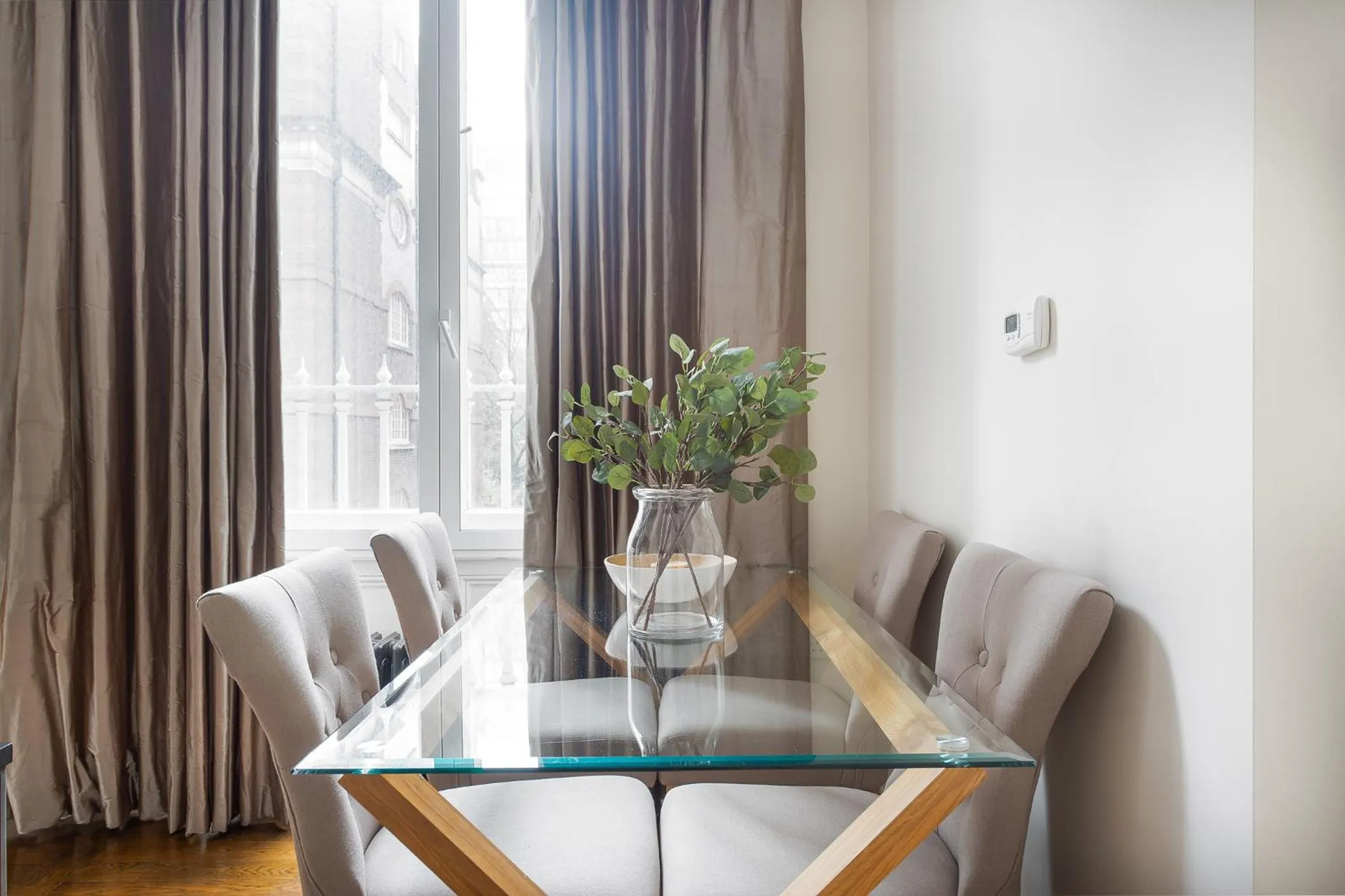 Living room in Grosvenor Gardens by CAPITAL