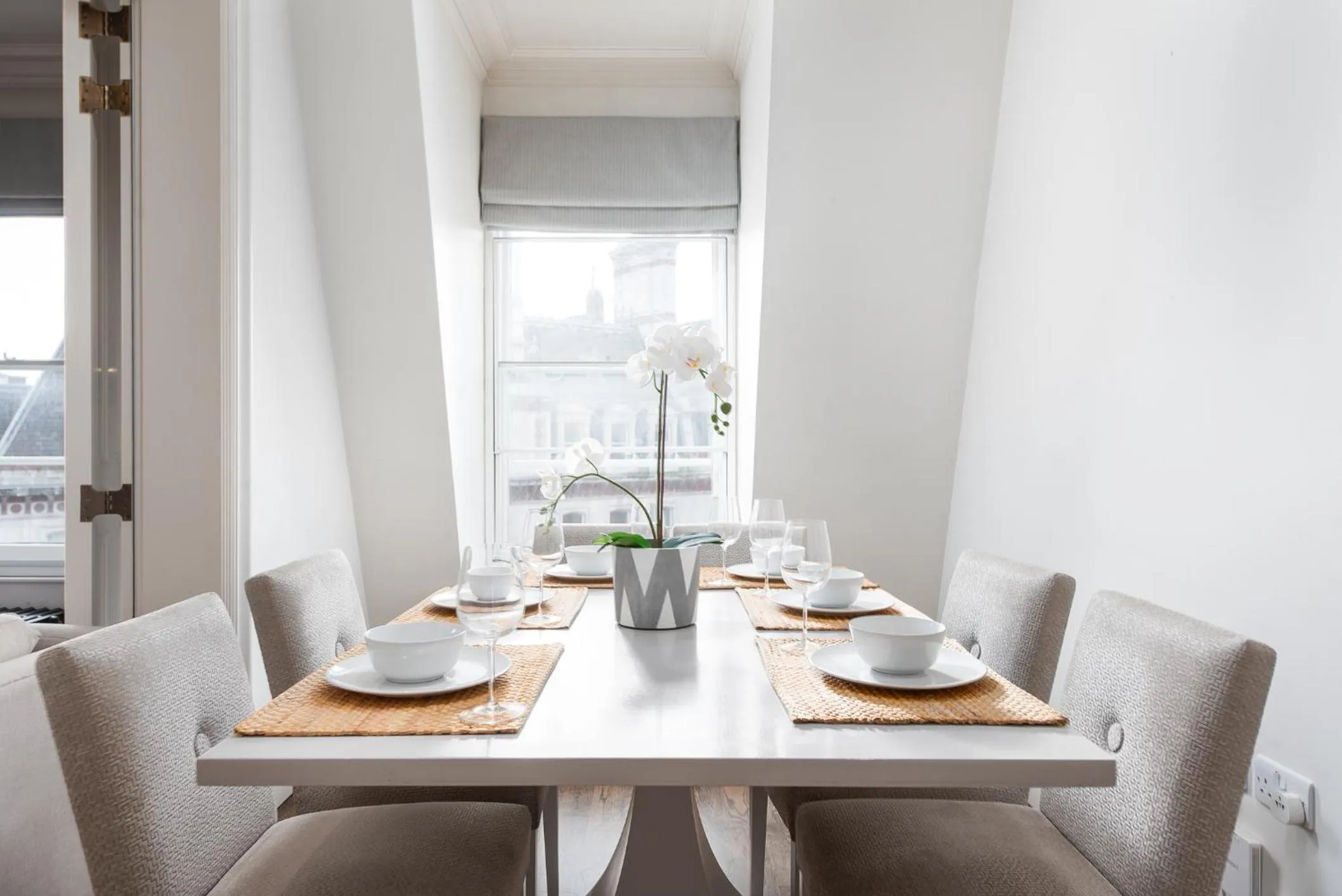 Dining area in Grosvenor Gardens by CAPITAL