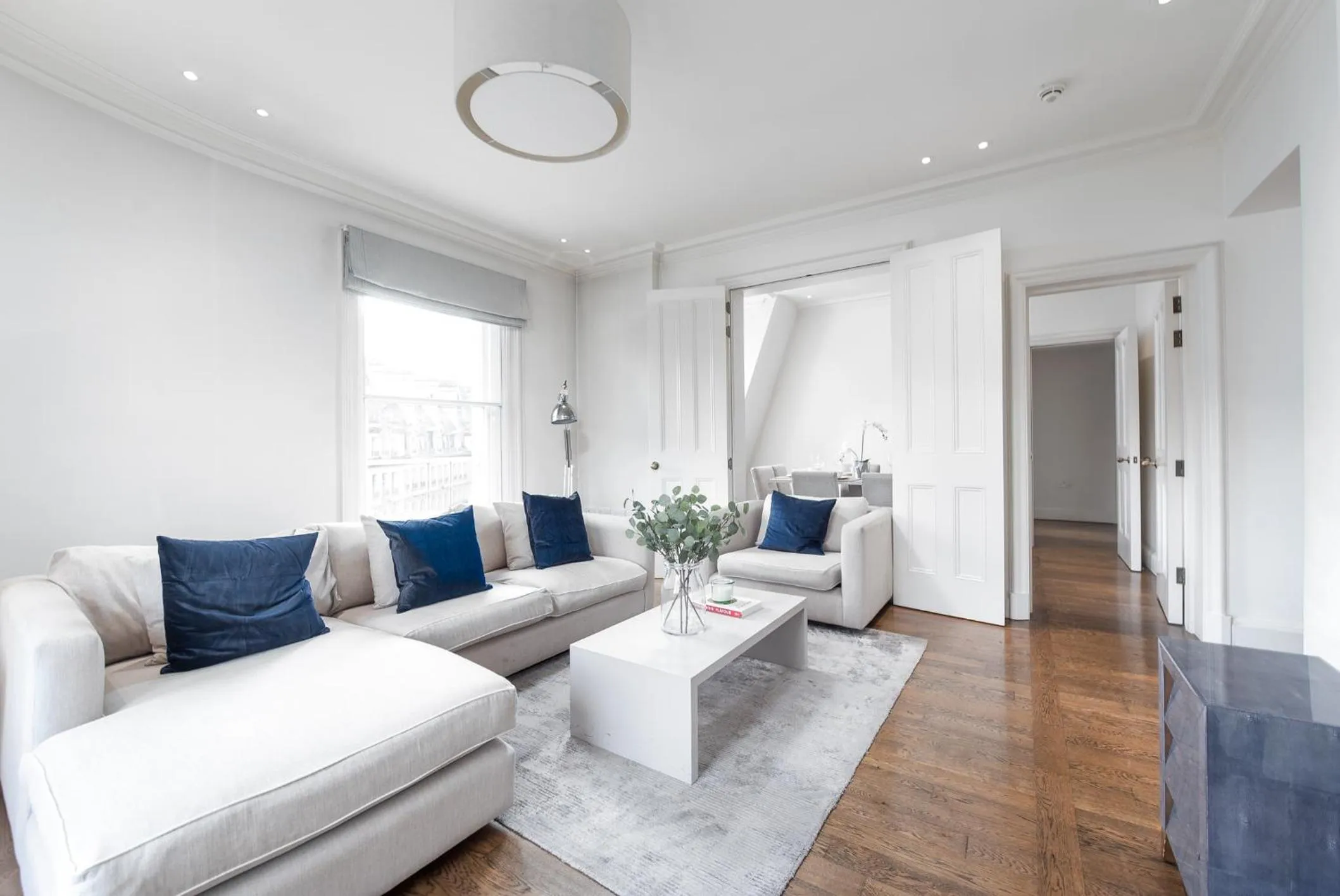 Living room in Grosvenor Gardens by CAPITAL