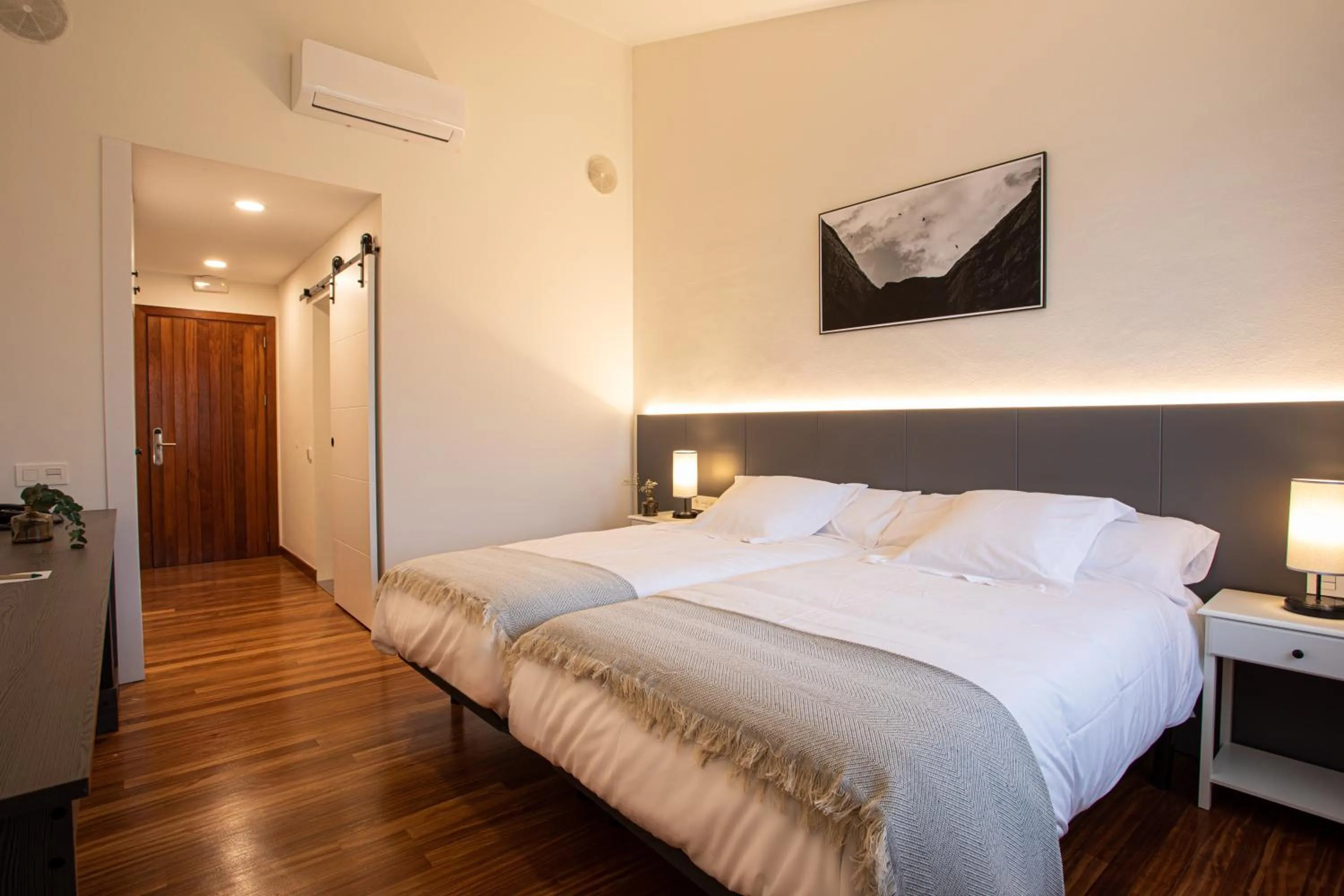 Shower, Bed in Soraluze Hotela