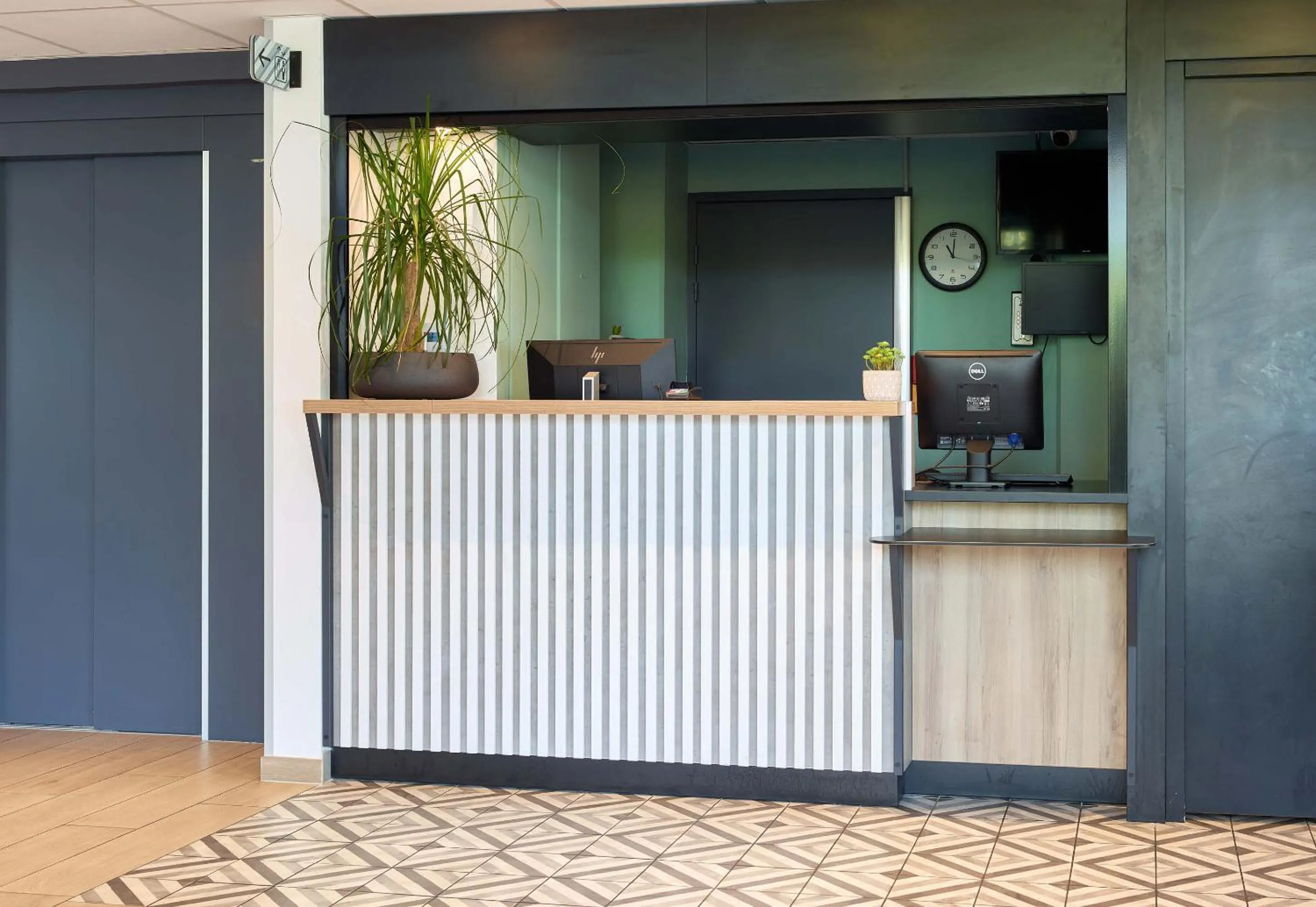 Lobby or reception in B&B HOTEL Paris Créteil