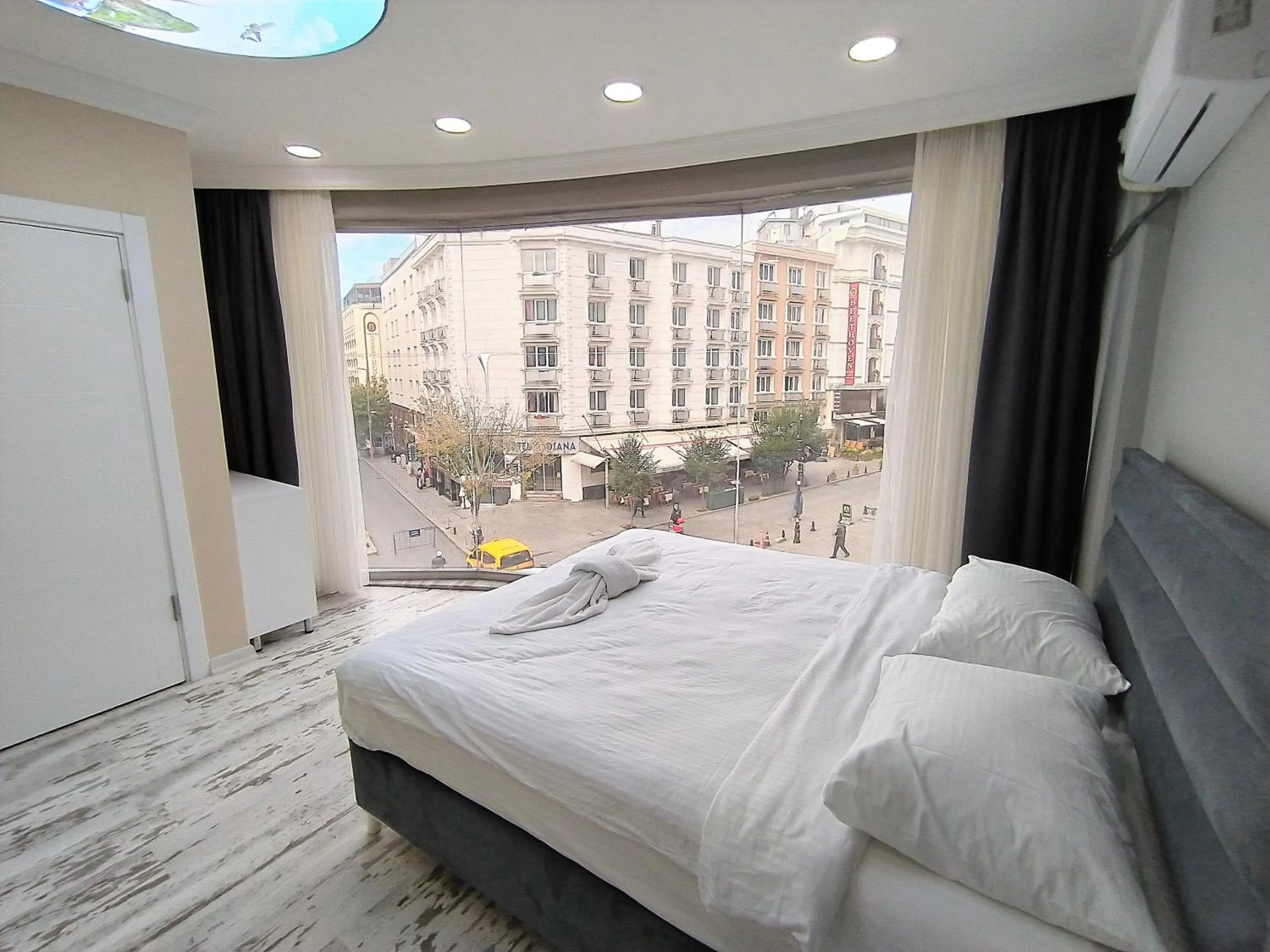 Toilet, Bed in King Istanbul Hotel