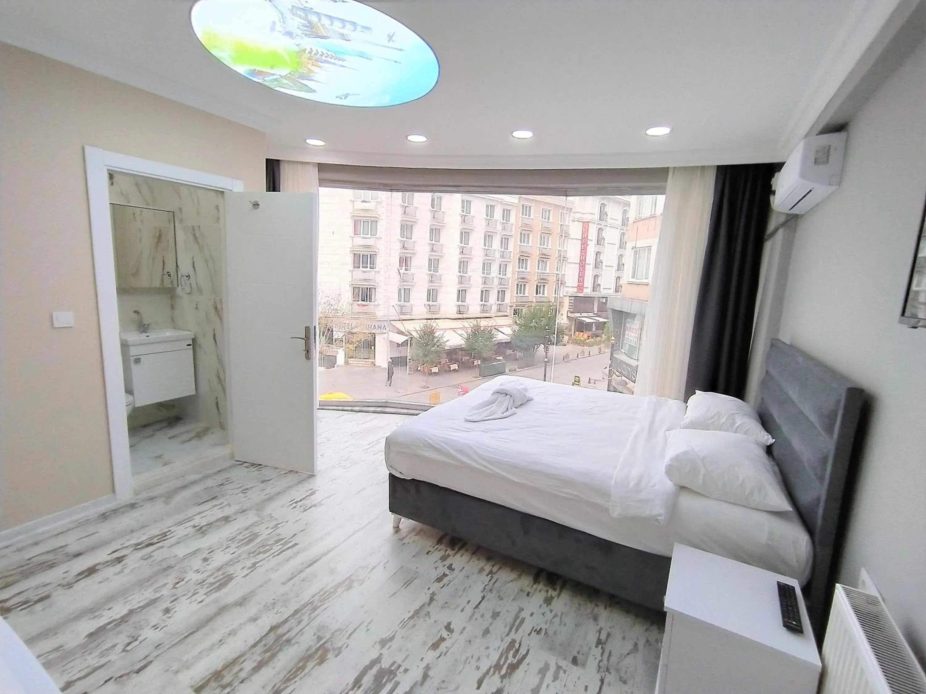 Shower, Bed in King Istanbul Hotel