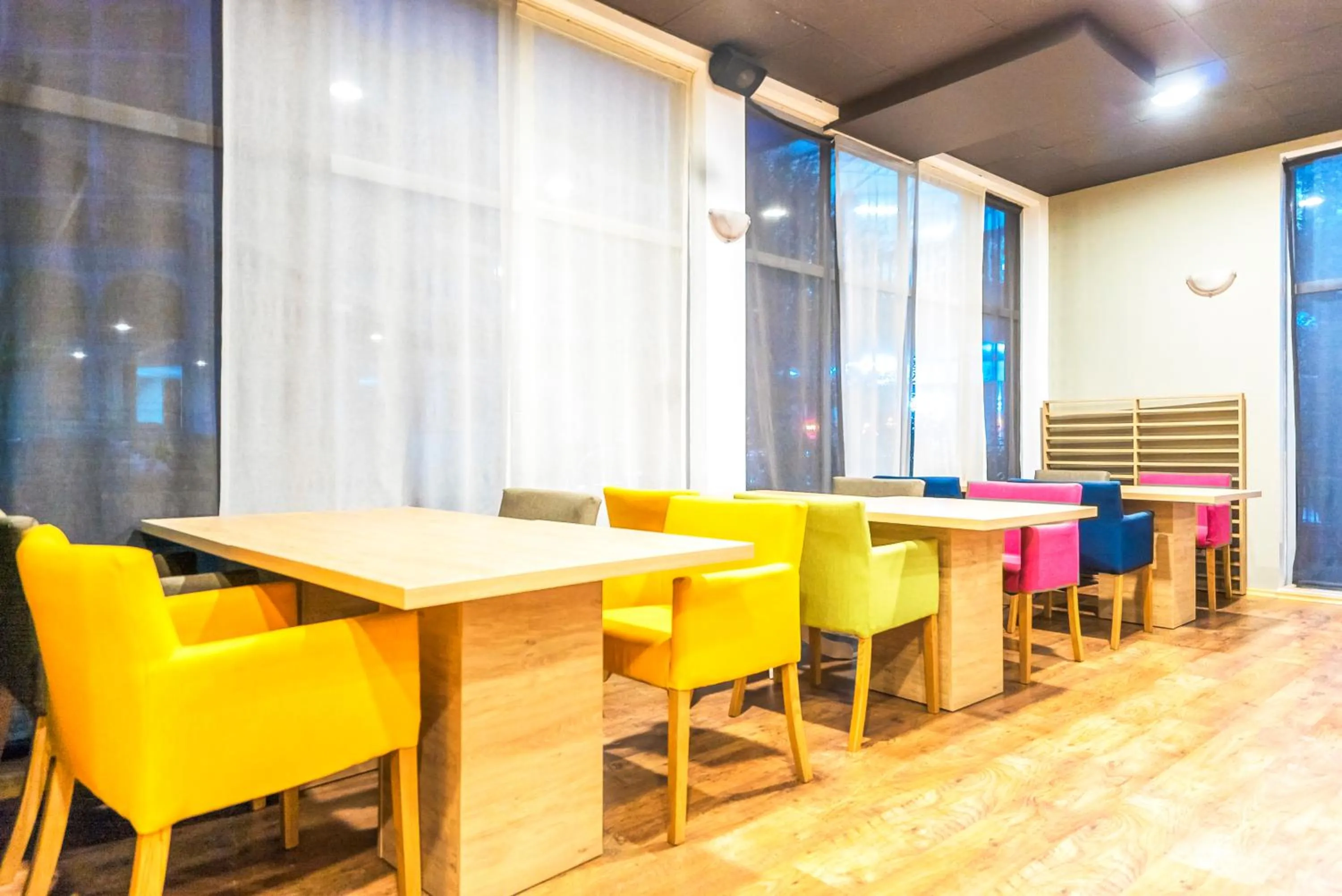 Restaurant/places to eat in Admiral Plaza Hotel