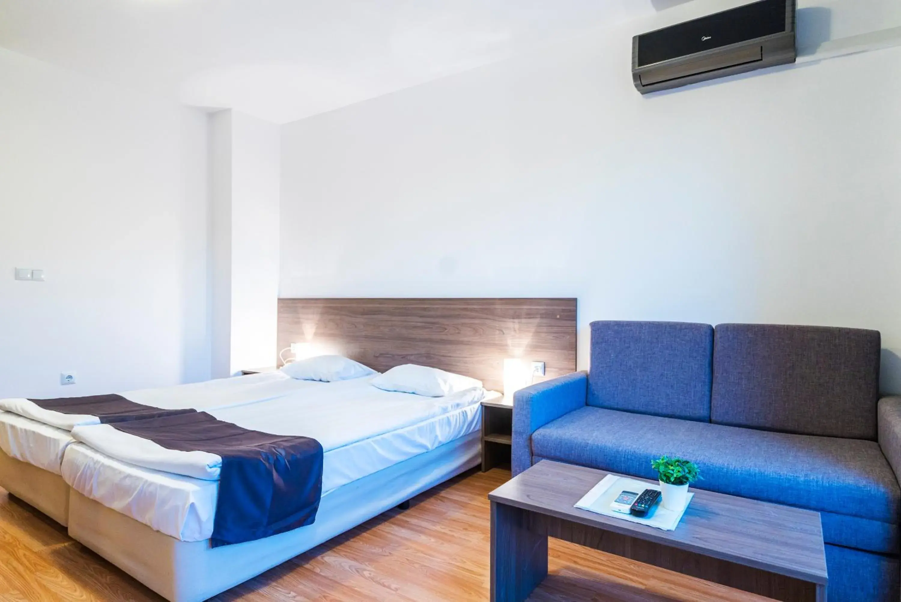 Twin Room with Sofa Bed (3 Adults) in Admiral Plaza Hotel Twin Room with Sofa Bed (3 Adults) in Admiral Plaza Hotel