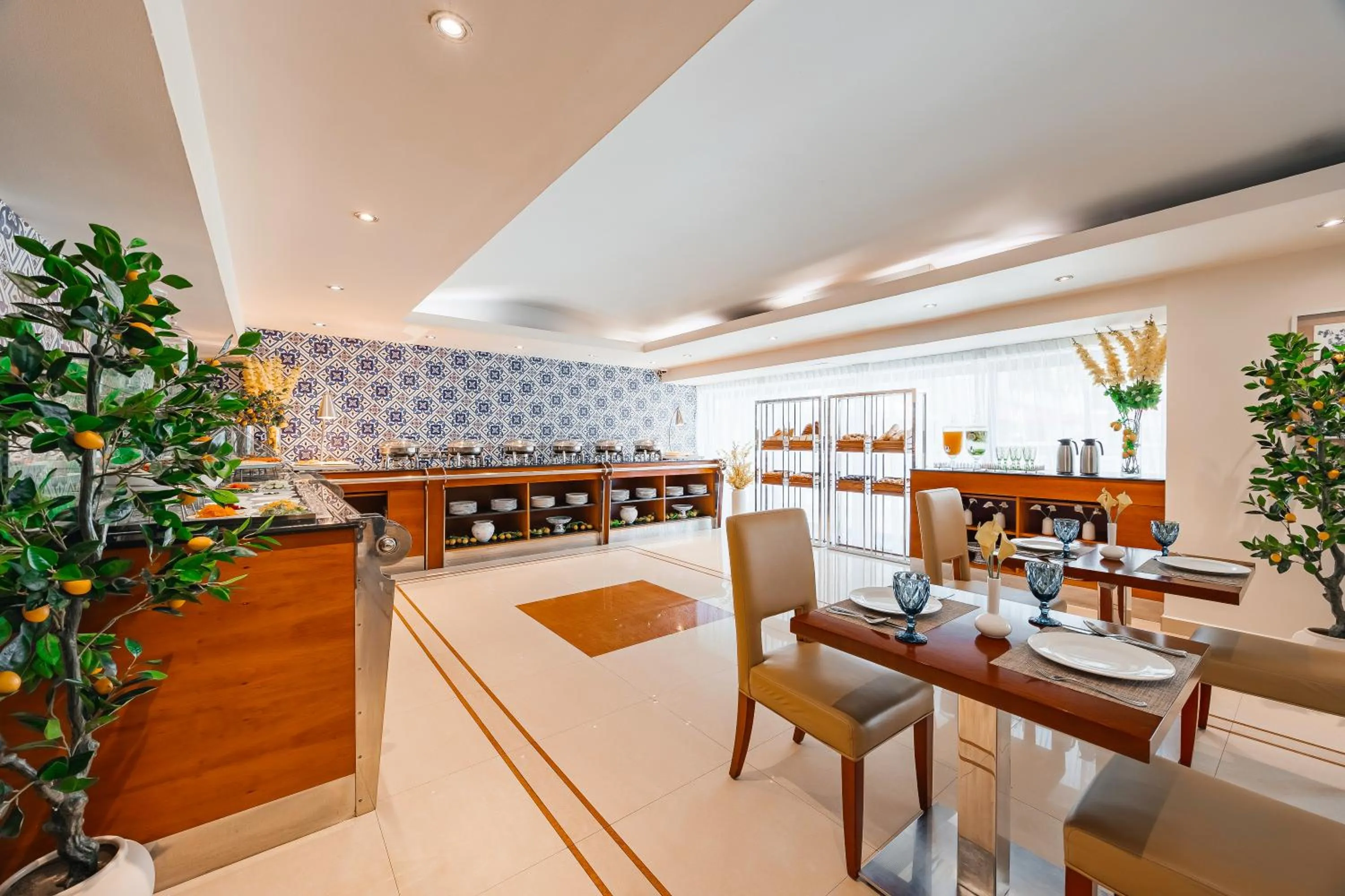 Restaurant/places to eat in Golden Sands Hotel Apartments