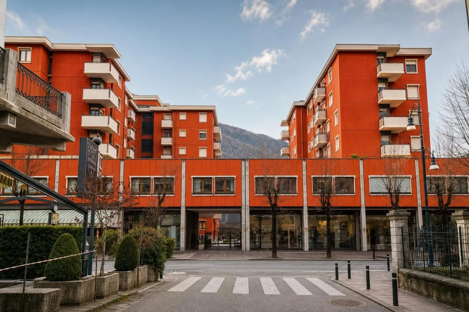 Property building in Lucini Ai Portici,parcheggio privato,due minuti dal Bernina Express