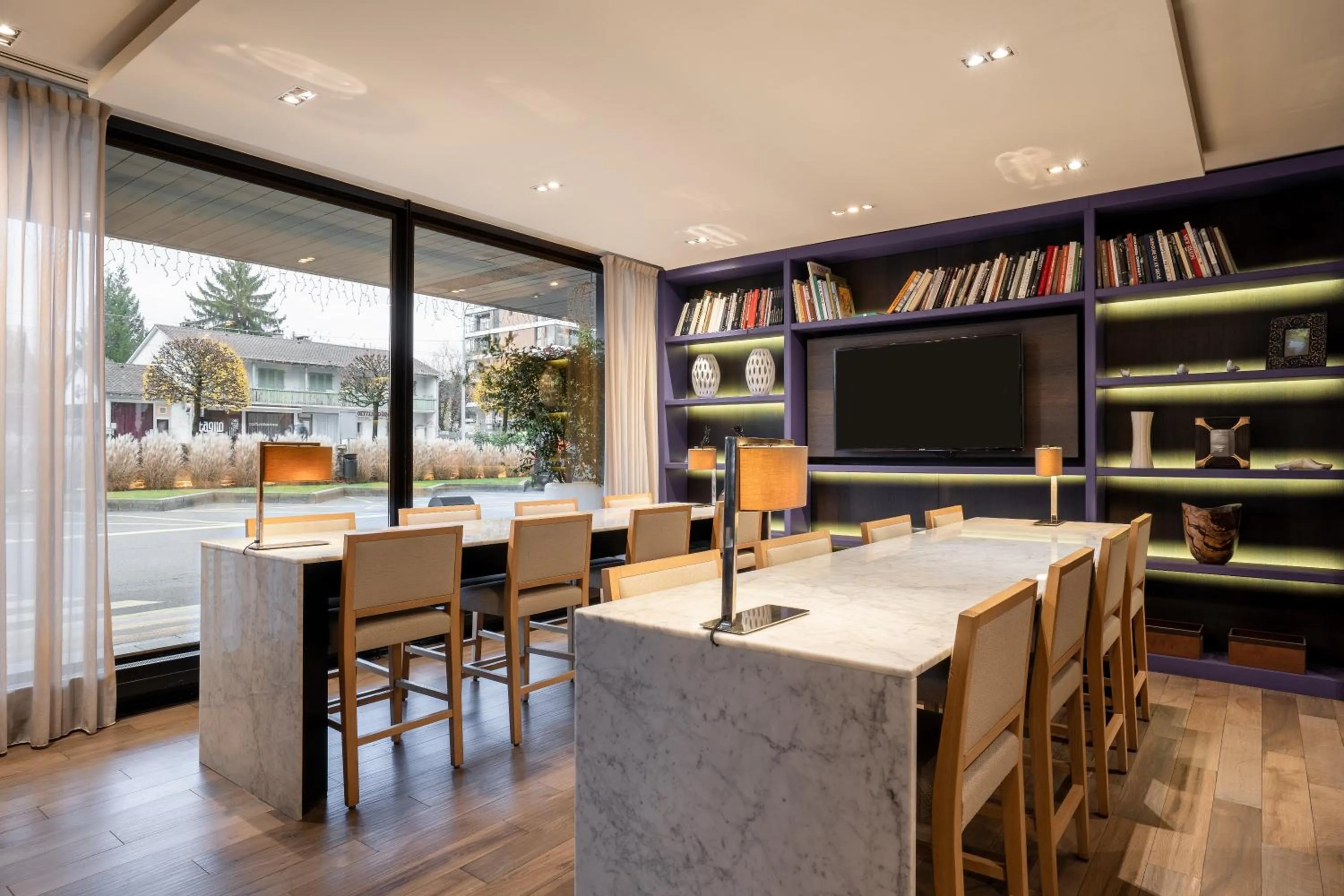 Lounge or bar in Crowne Plaza Geneva by IHG