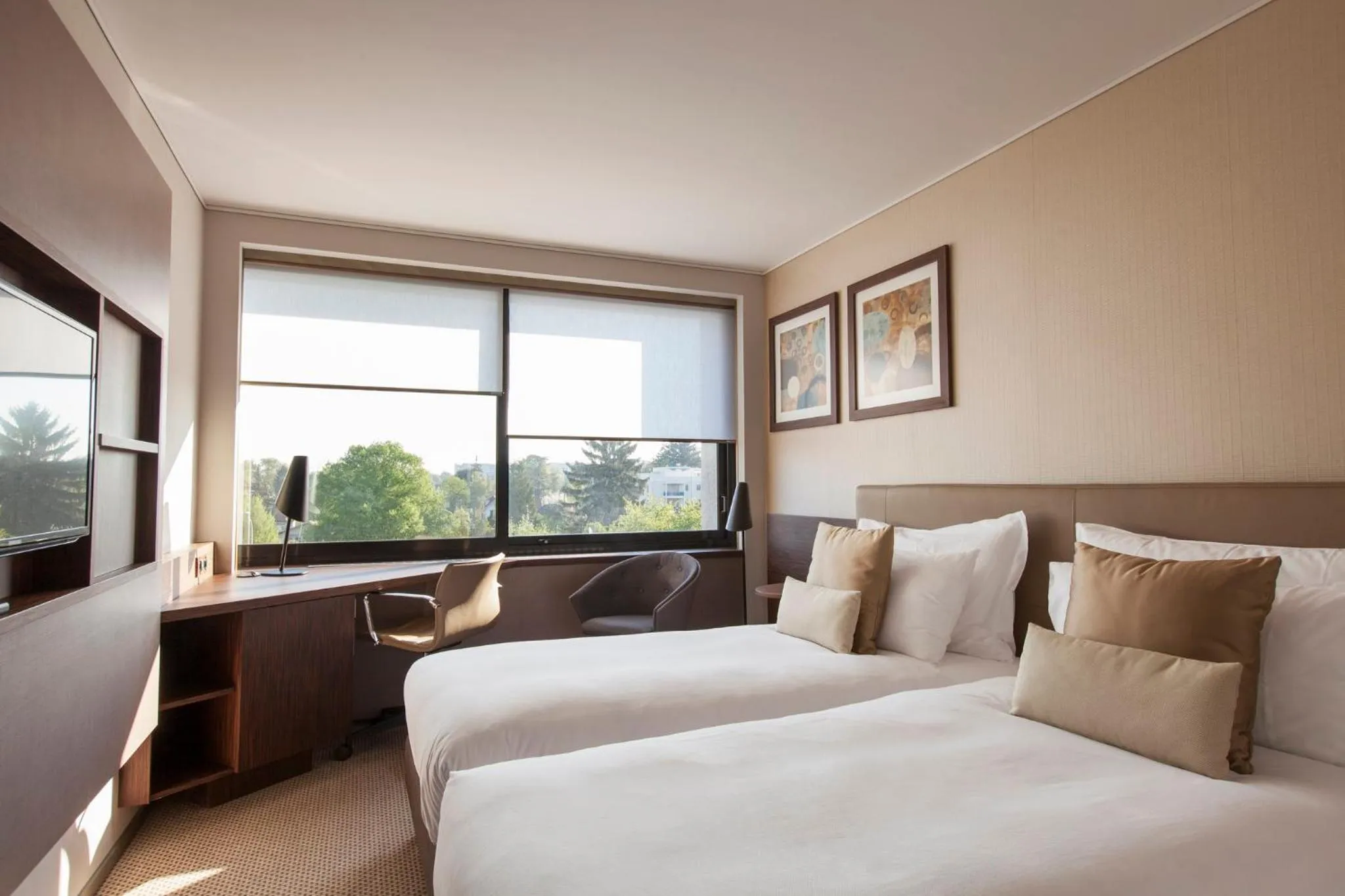 Photo of the whole room, Bed in Crowne Plaza Geneva by IHG