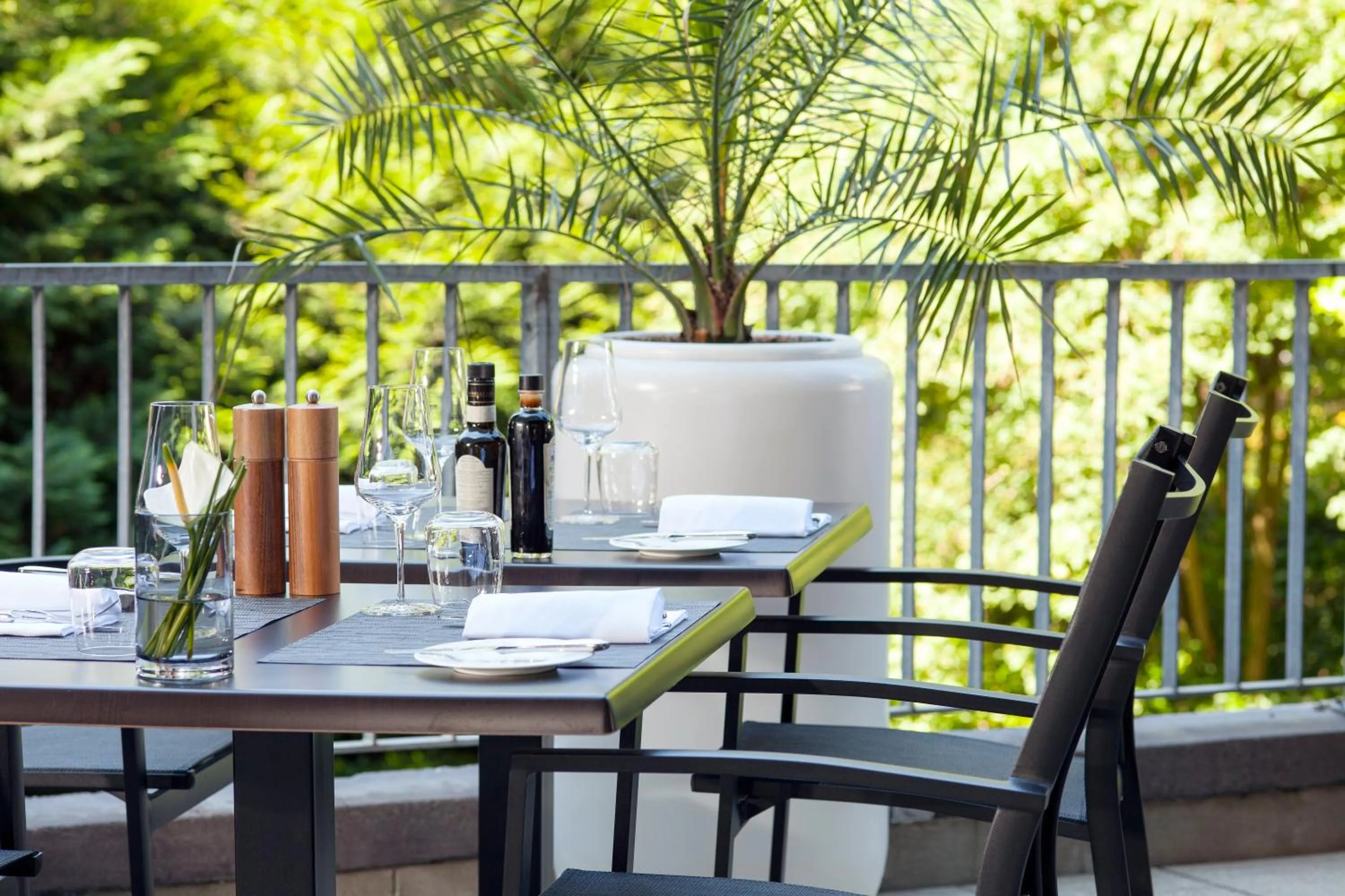 Restaurant/places to eat in Crowne Plaza Geneva by IHG