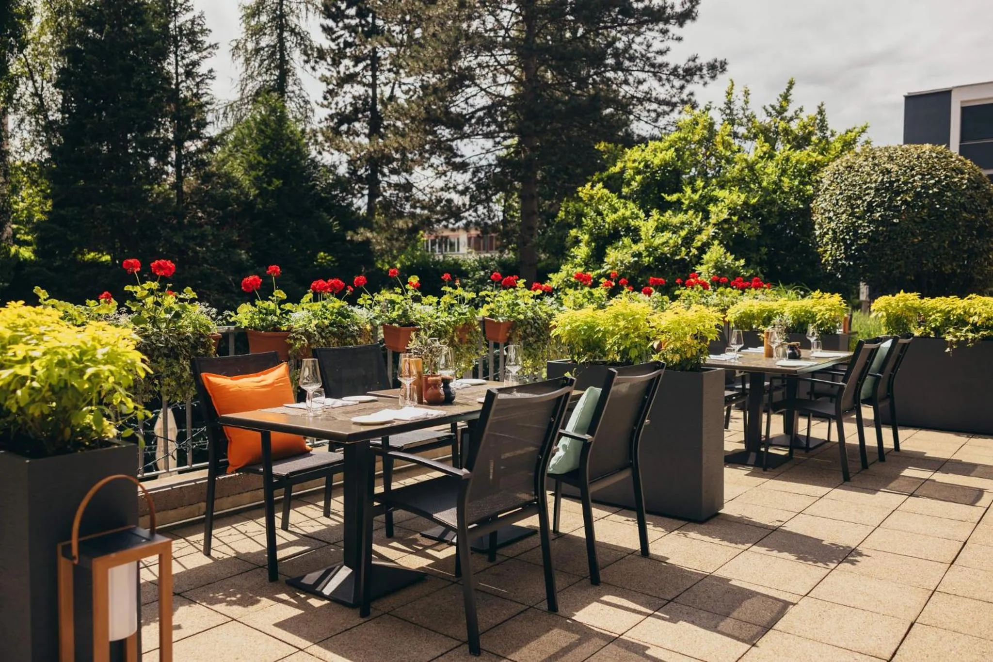 Restaurant/places to eat in Crowne Plaza Geneva by IHG