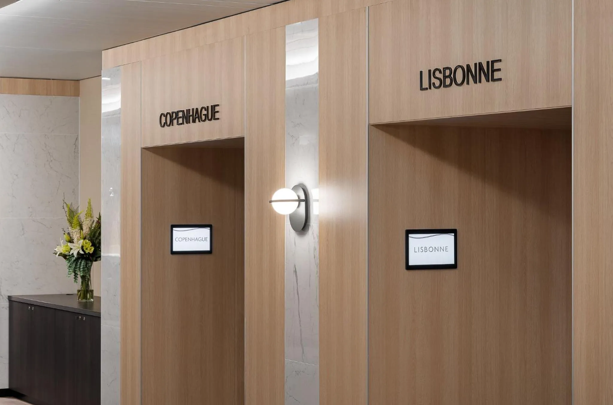 Restaurant/places to eat in Crowne Plaza Geneva by IHG