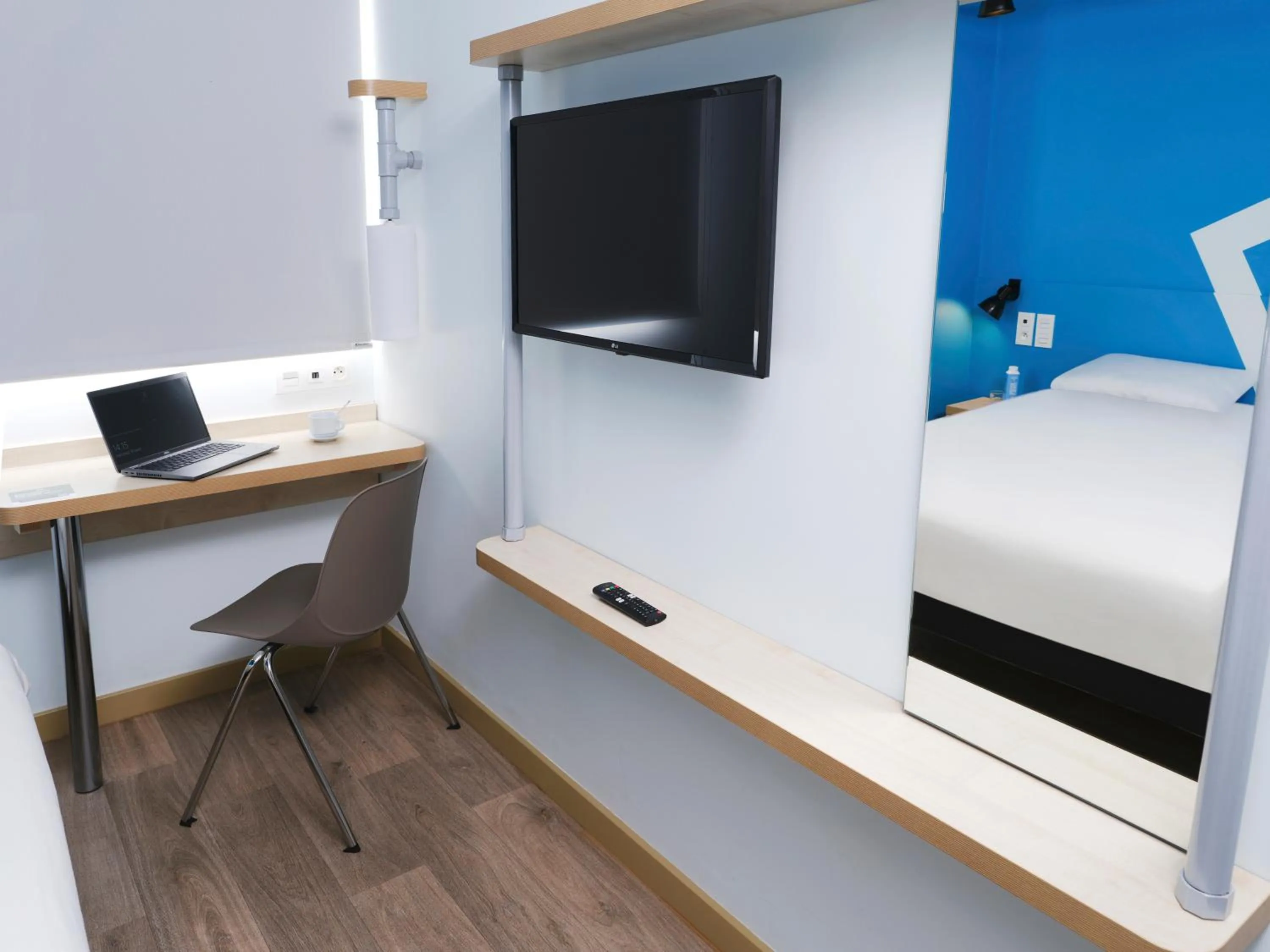 Photo of the whole room in ibis budget Toulouse Colomiers