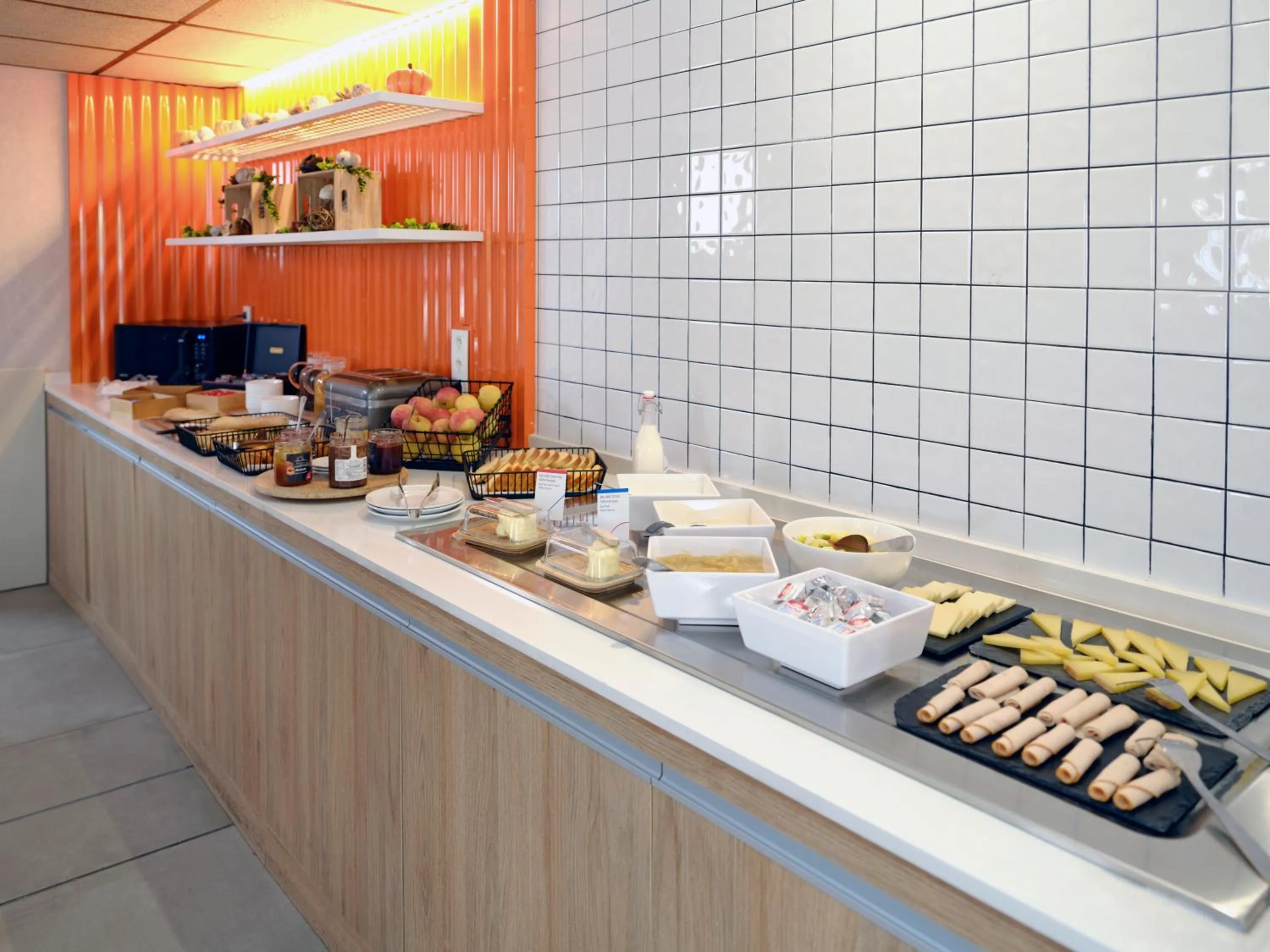Buffet breakfast in ibis budget Toulouse Colomiers
