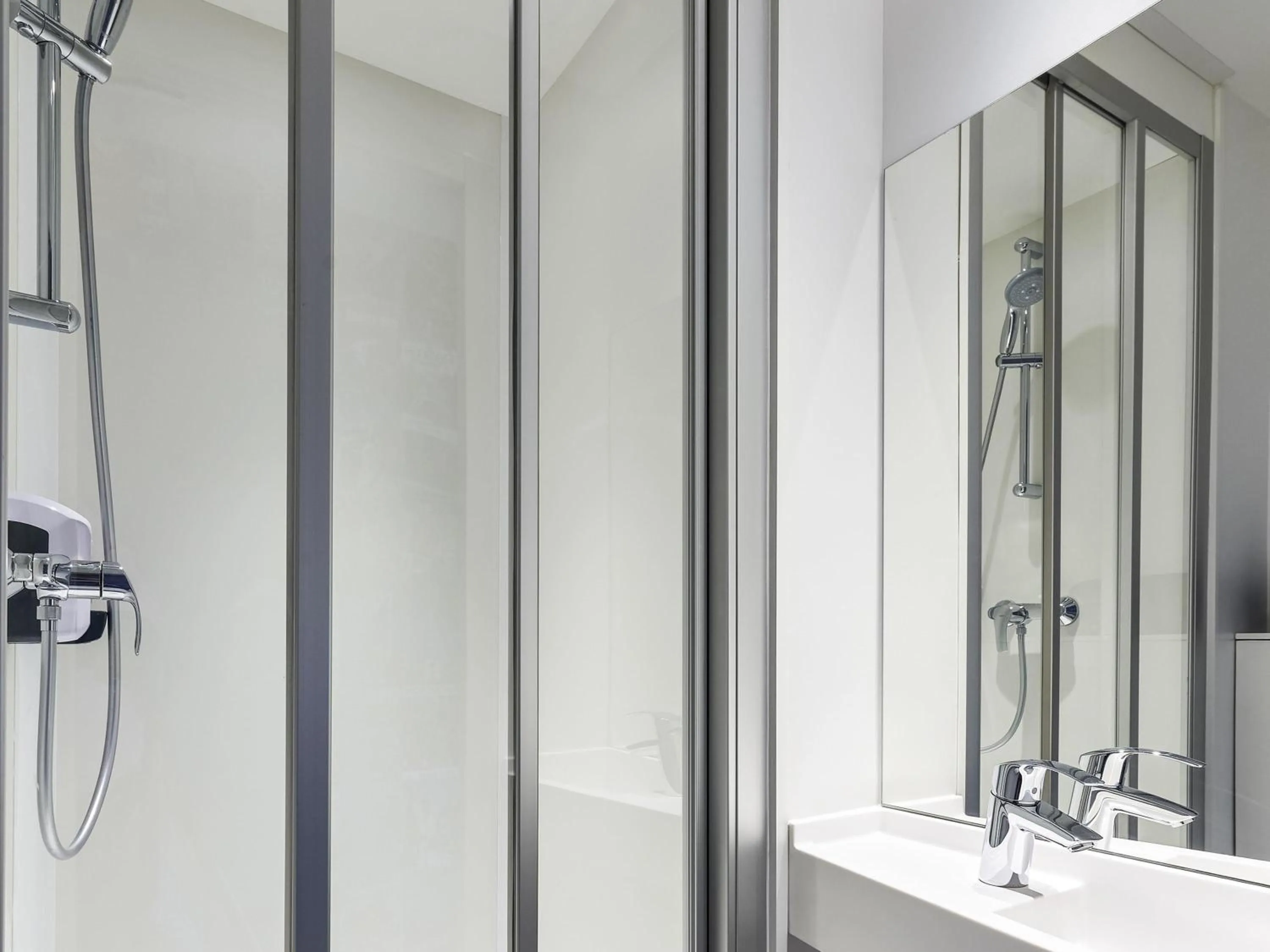 Bedroom in hotelF1 Villeneuve Loubet