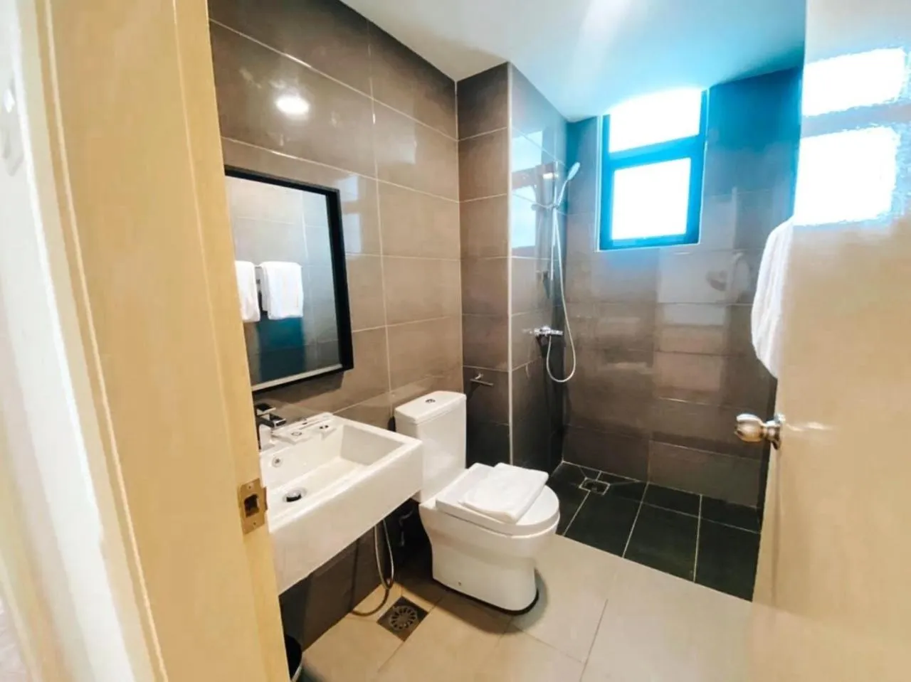 Toilet in Kuantan Imperium by Glex