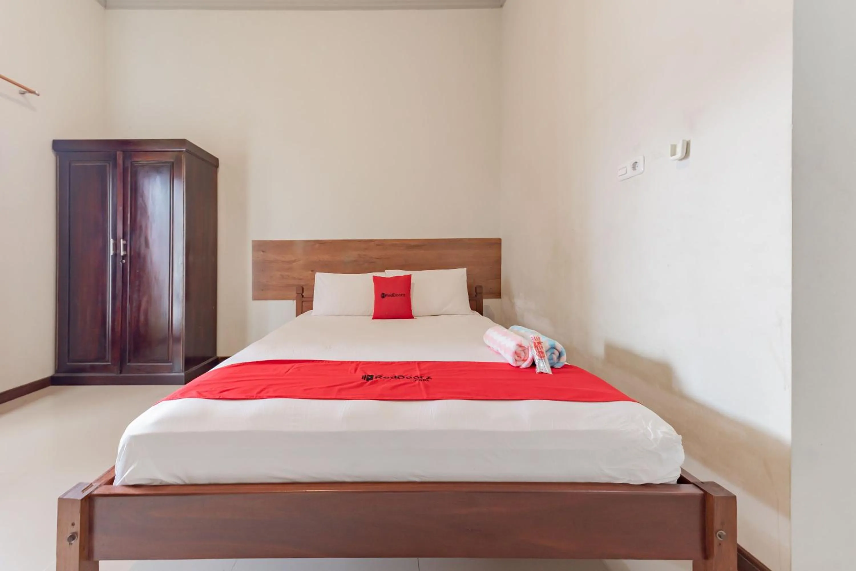 Bedroom, Bed in RedDoorz near GOR Sempaja Samarinda