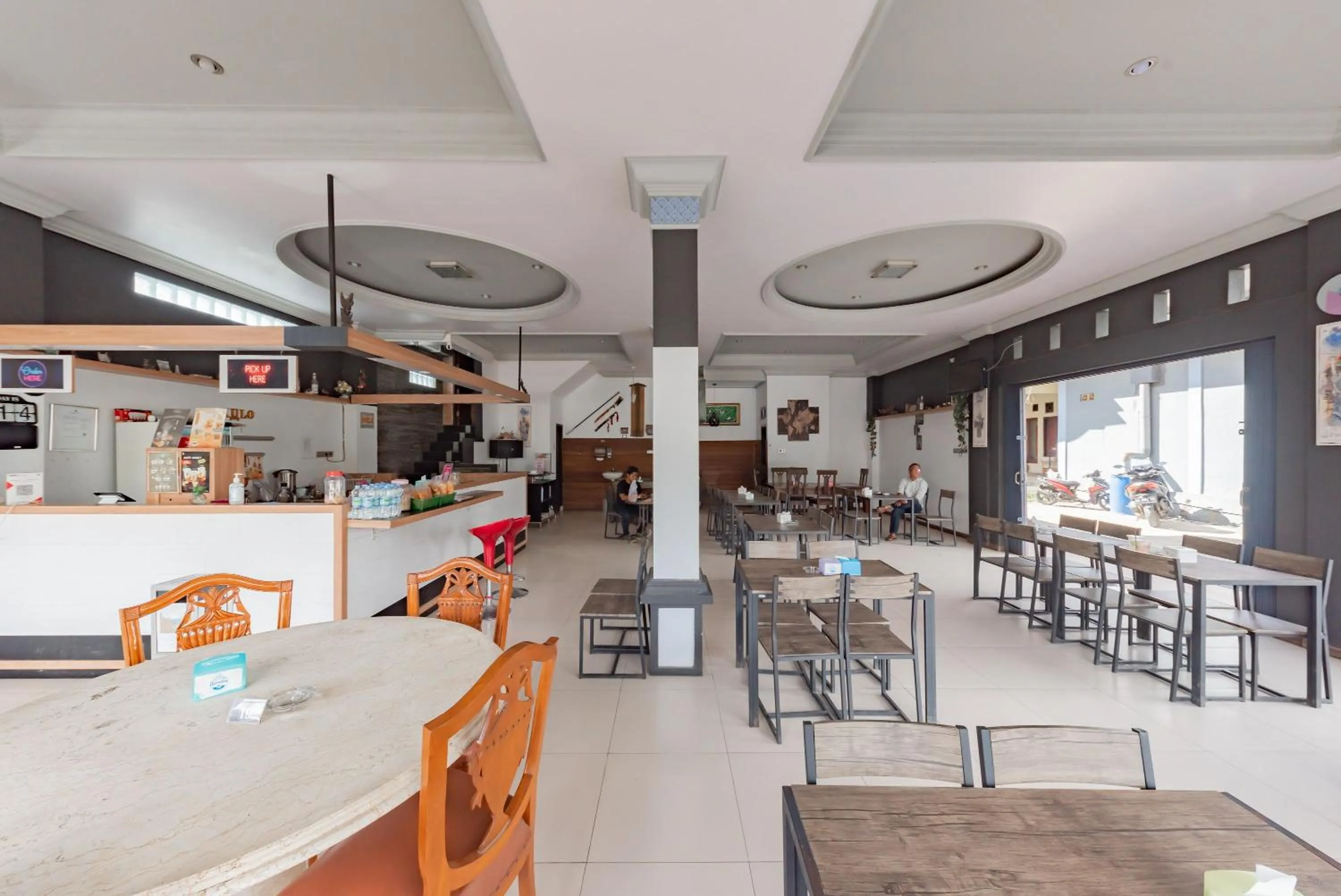 Restaurant/places to eat in RedDoorz near GOR Sempaja Samarinda