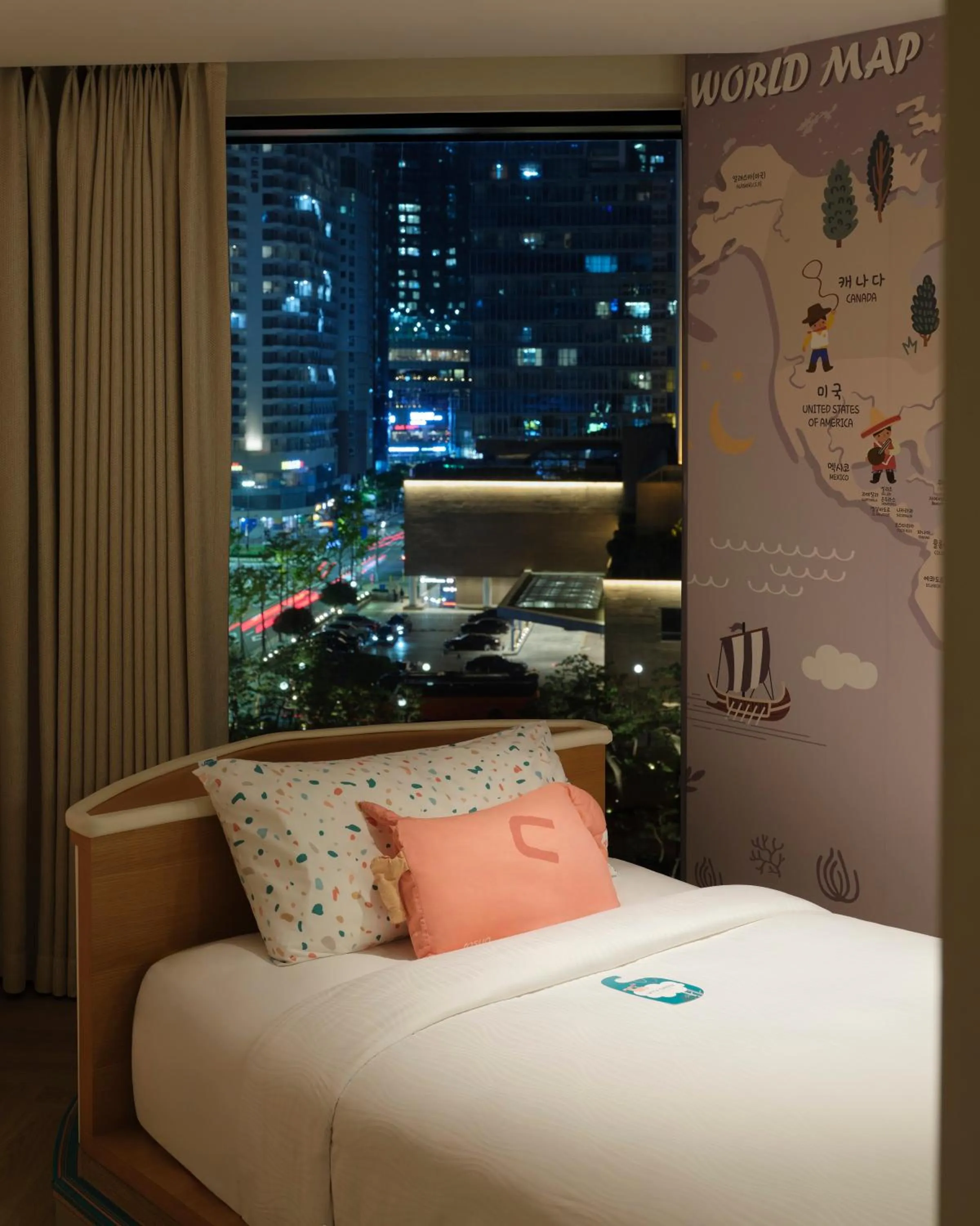 View (from property/room), Bed in Grand Josun Busan