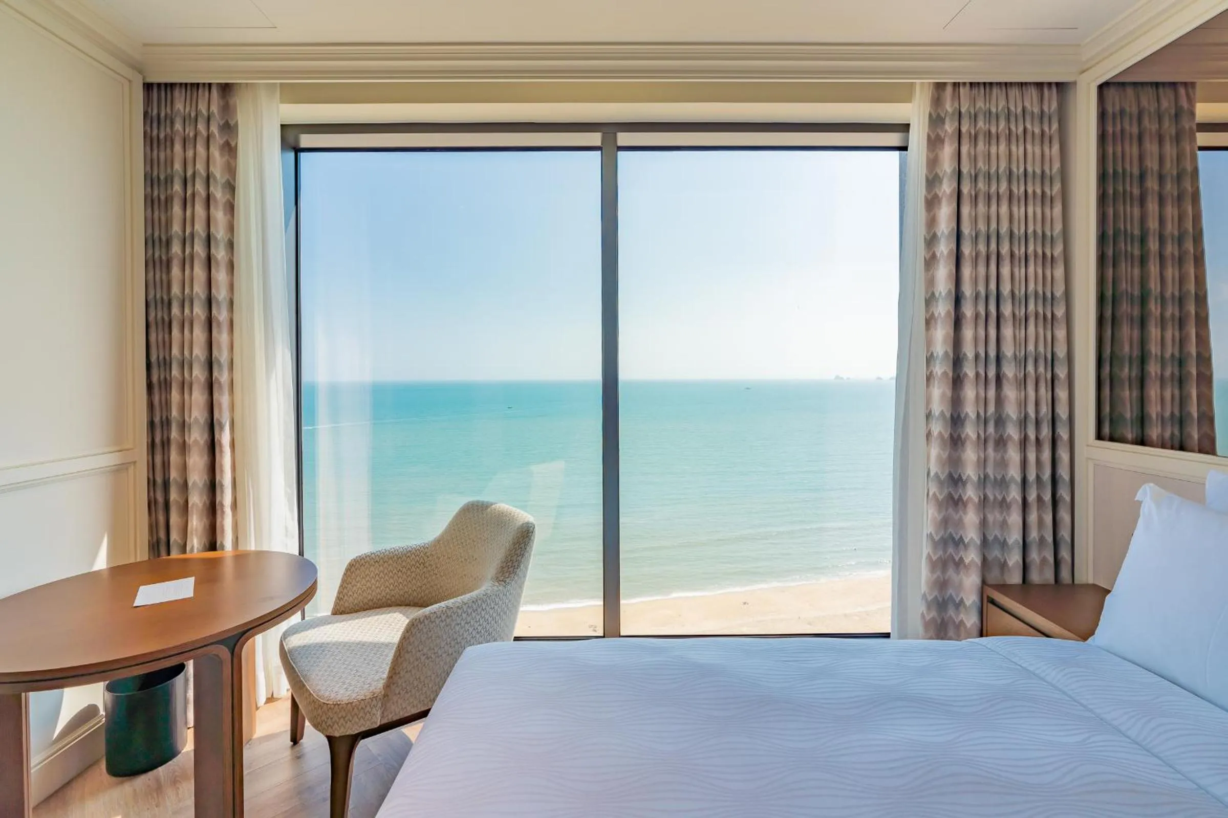 Sea view, Bed in Grand Josun Busan