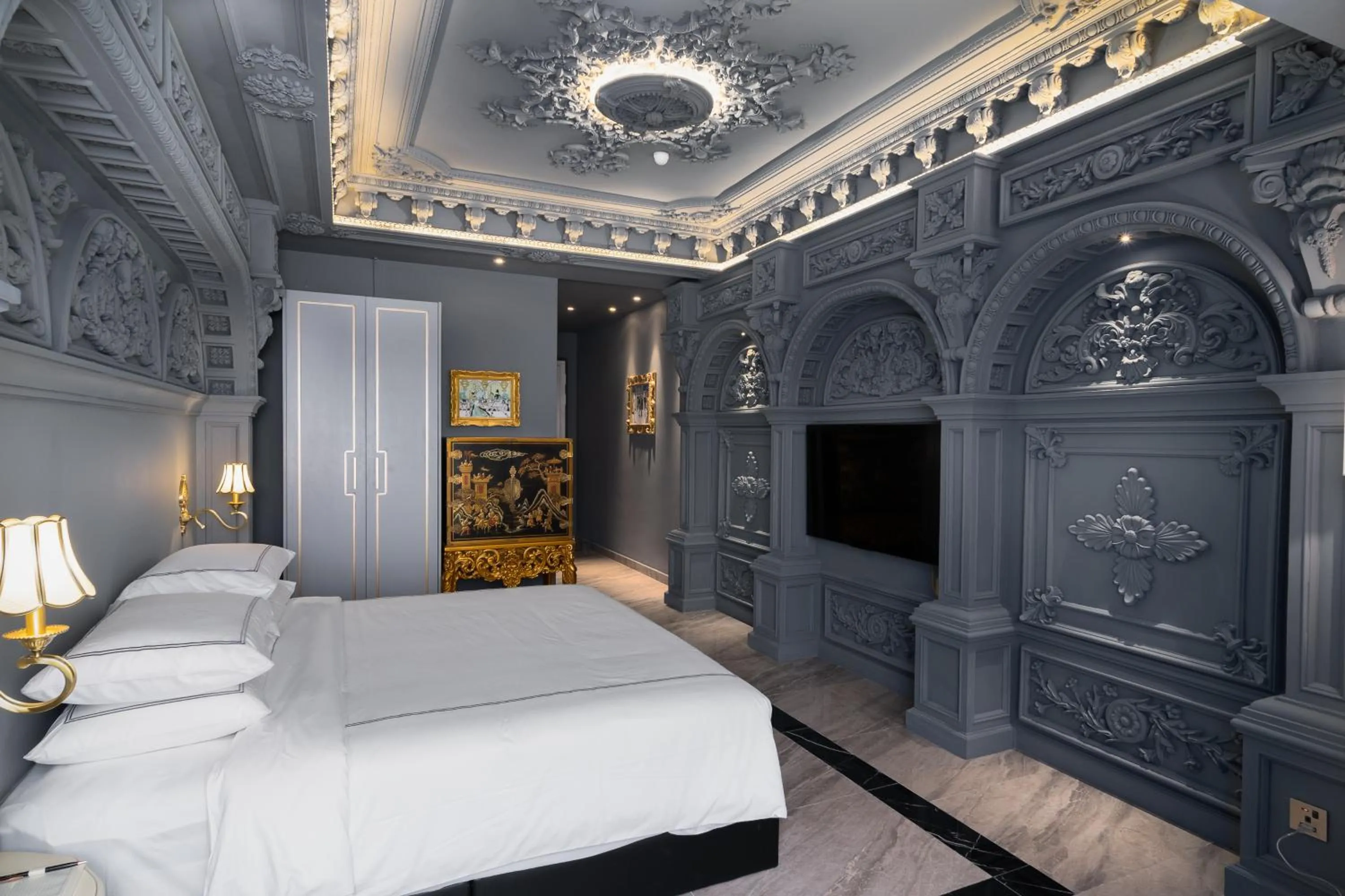 Bedroom, Bed in arte by Thomas Chan