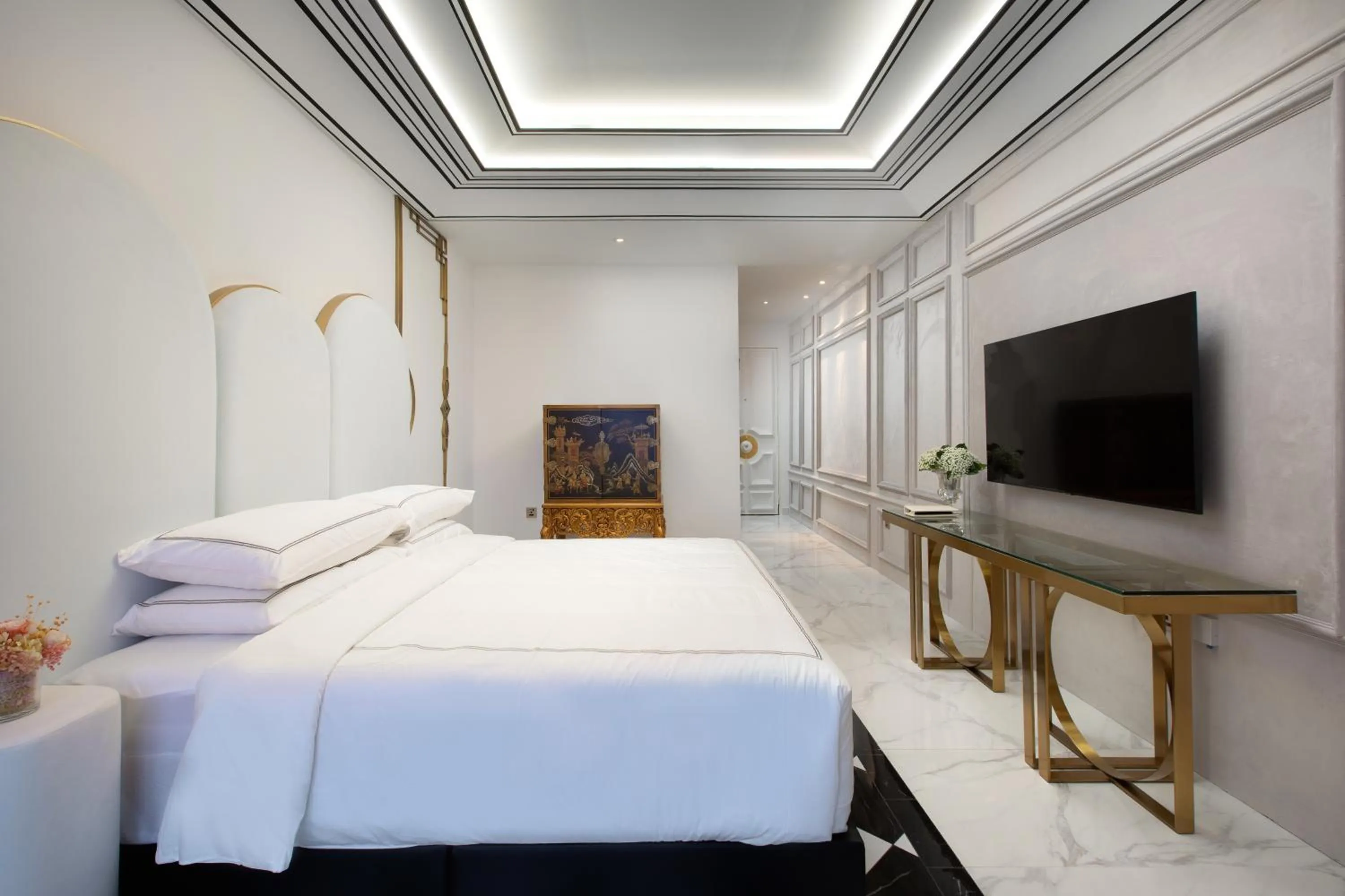 Bedroom, Bed in arte by Thomas Chan