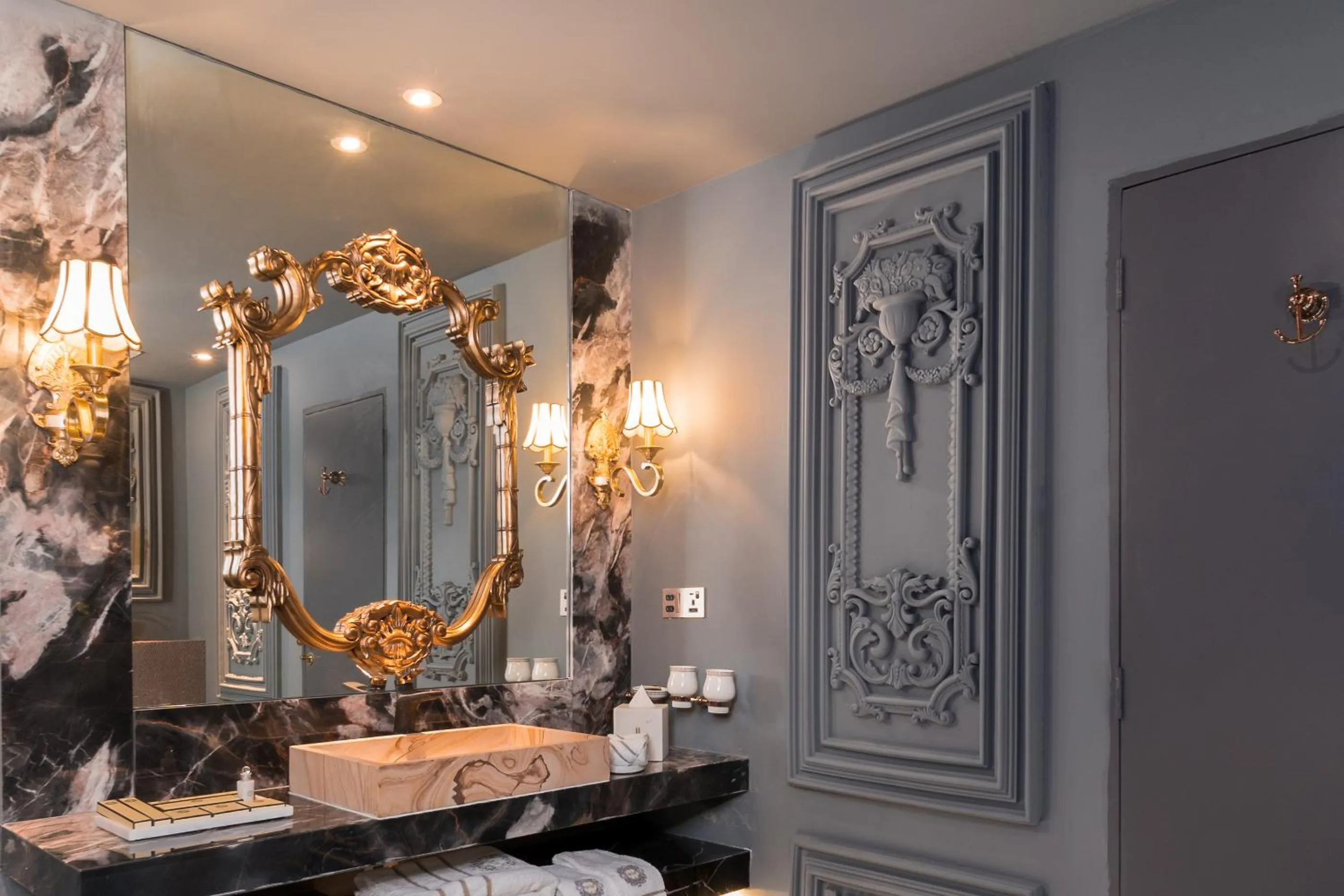 Bathroom in arte by Thomas Chan