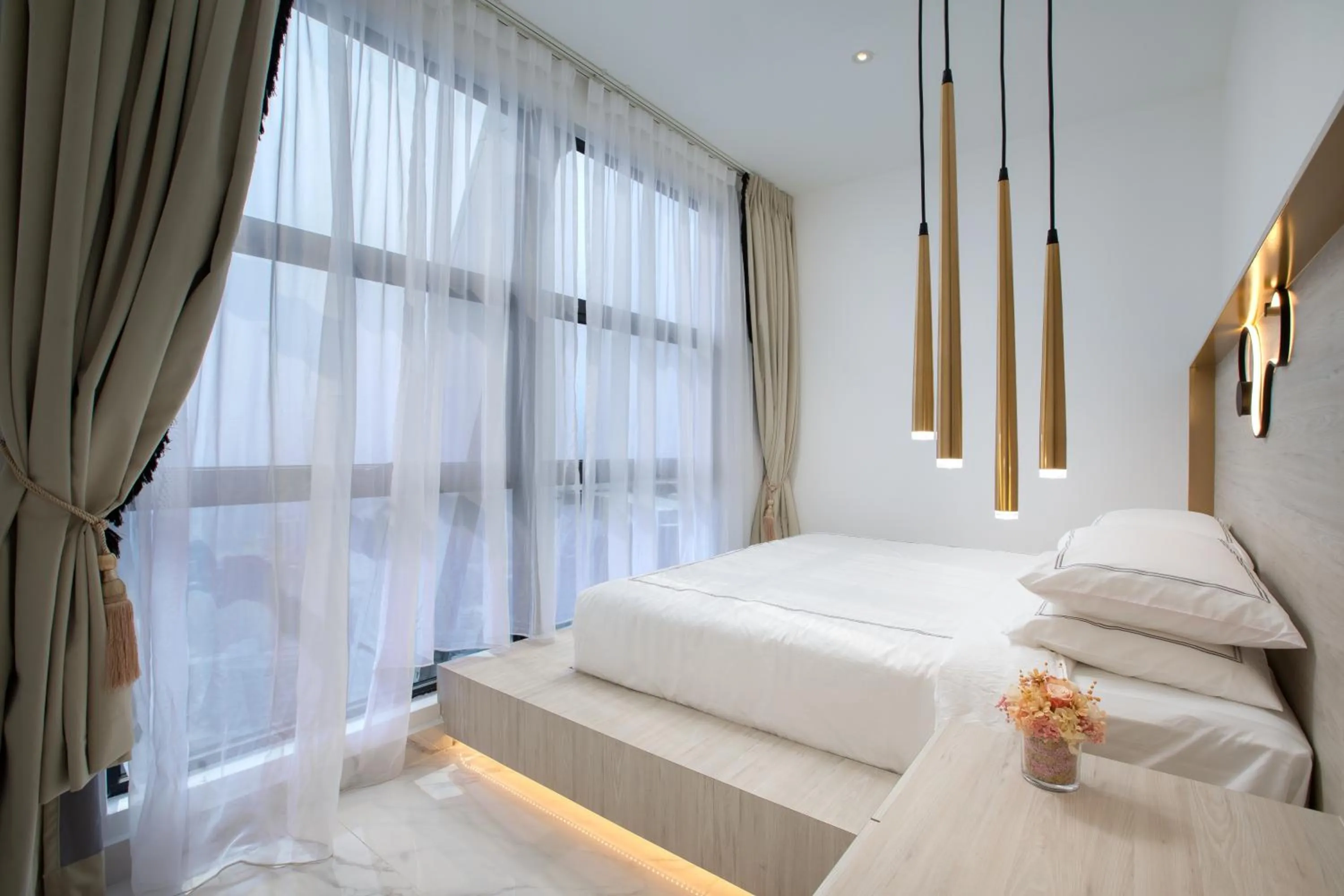 Bedroom, Bed in arte by Thomas Chan