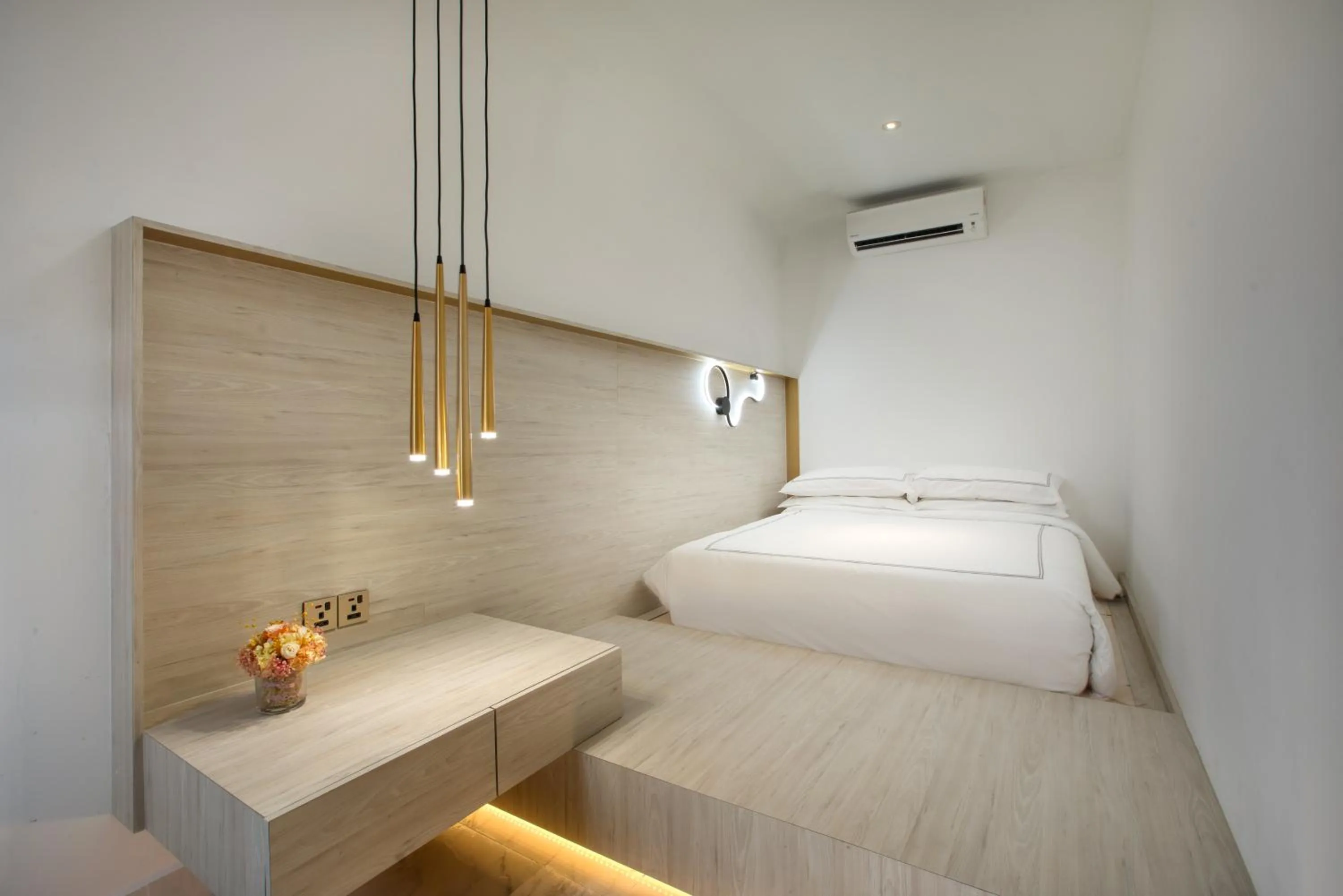 Bedroom, Bed in arte by Thomas Chan