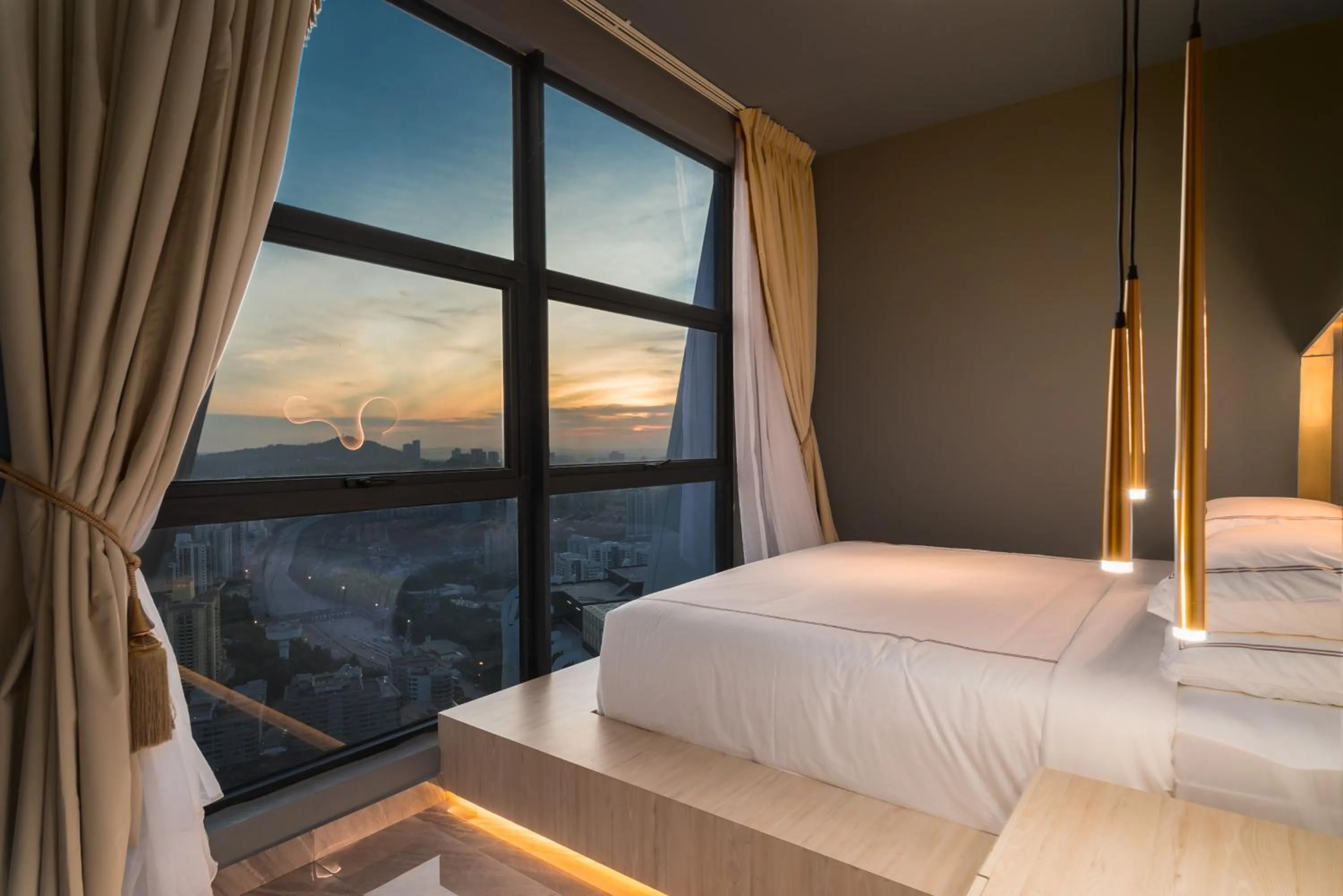 Bedroom, Bed in arte by Thomas Chan