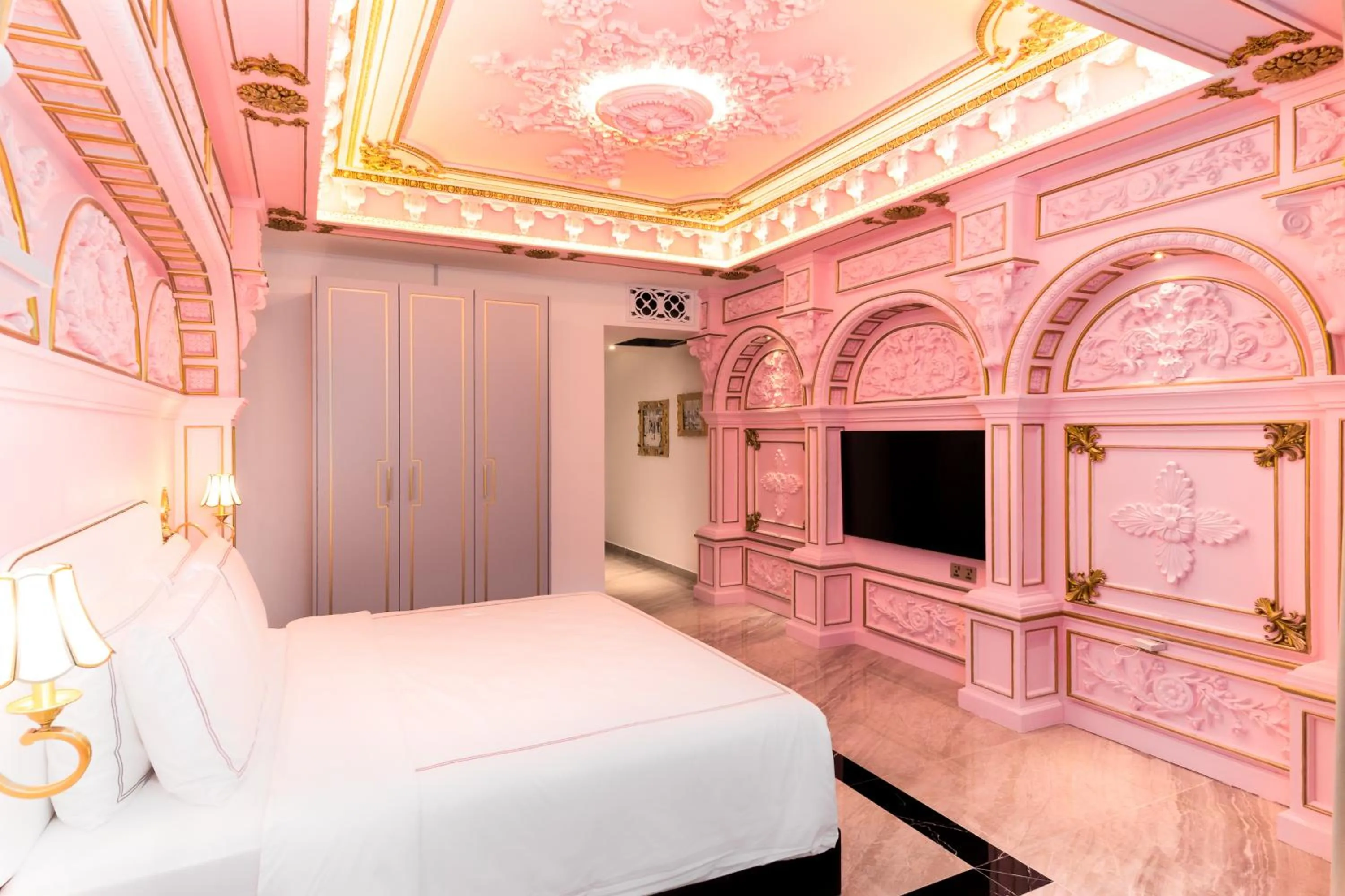 Bed in arte by Thomas Chan